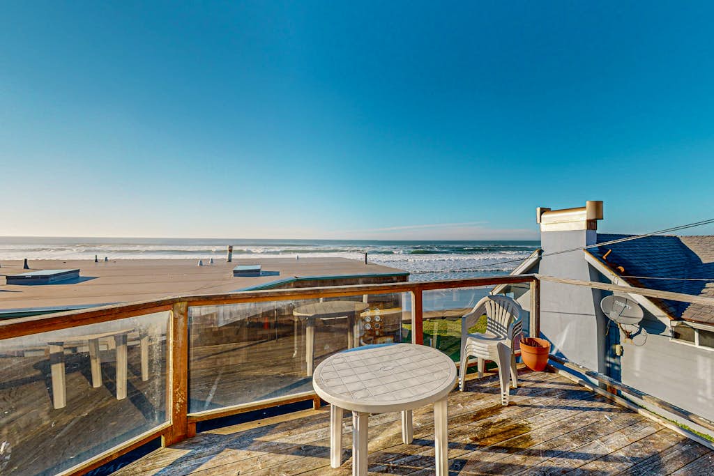 Elegant Condo with Beautiful Ocean Views and Nearby Beach Access