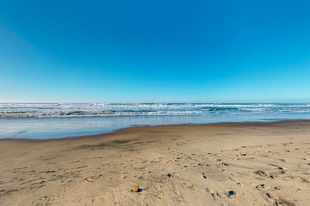 Elegant Condo with Beautiful Ocean Views and Nearby Beach Access