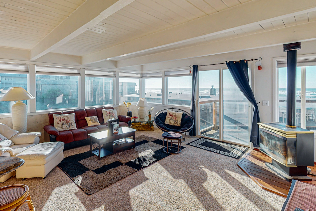 Elegant Condo with Beautiful Ocean Views and Nearby Beach Access