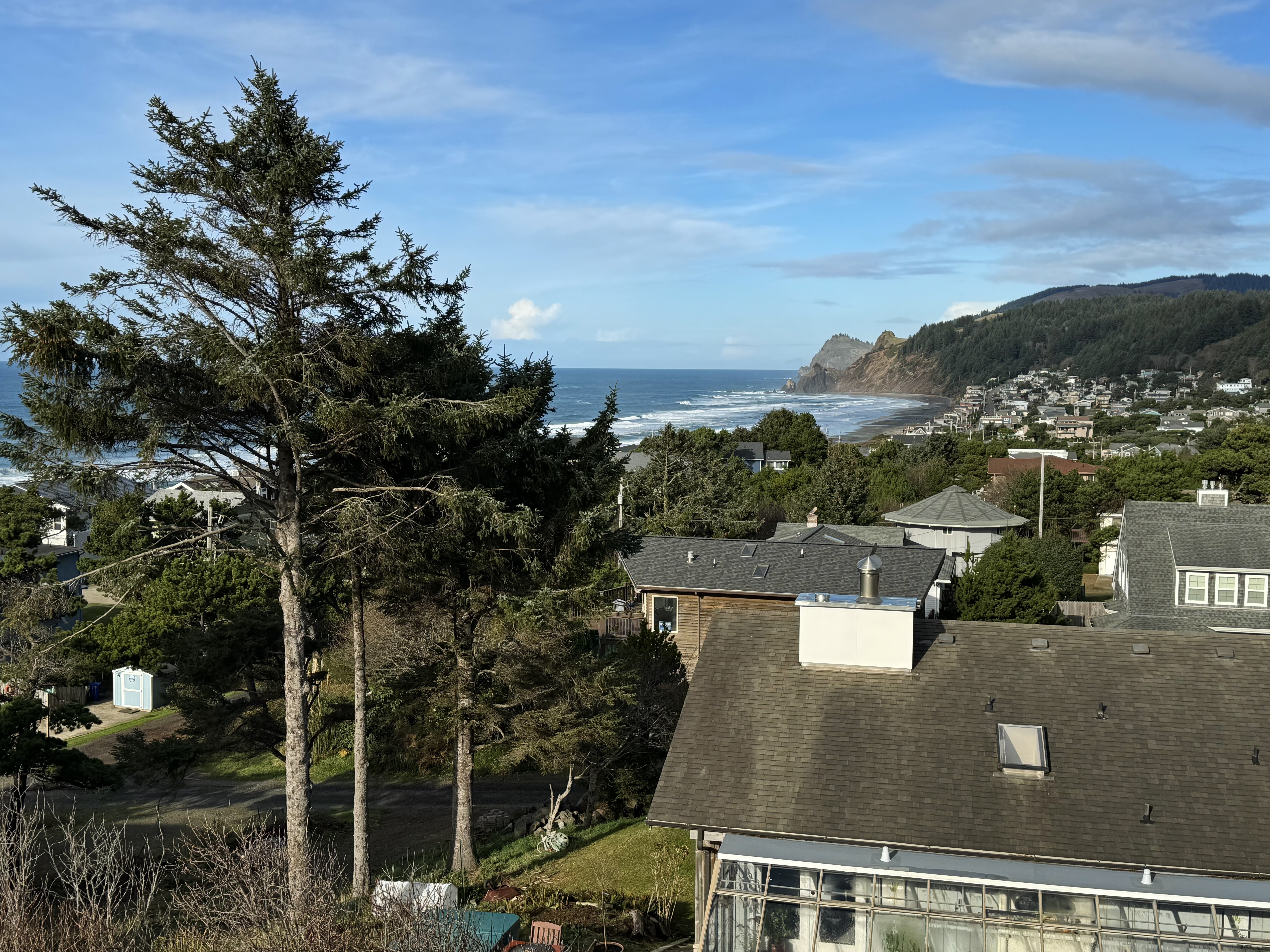 Cottage with wraparound deck and ocean views close to beach and town dog friendly