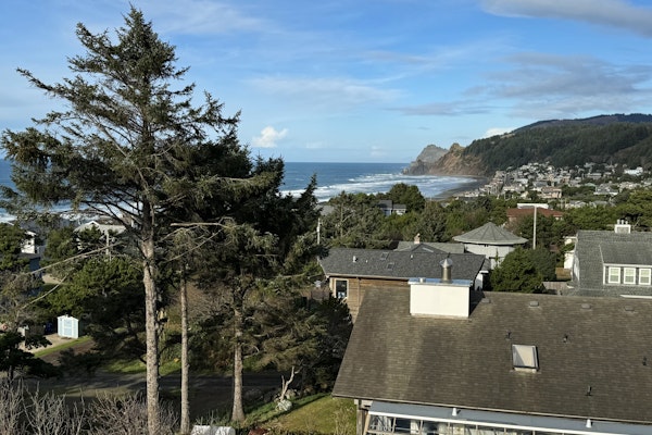 Cottage with wraparound deck and ocean views close to beach and town dog friendly