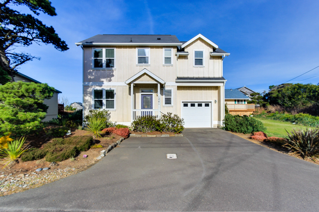 Dog Friendly Home with Private Hot Tub and Ocean Views Walk to the Beach