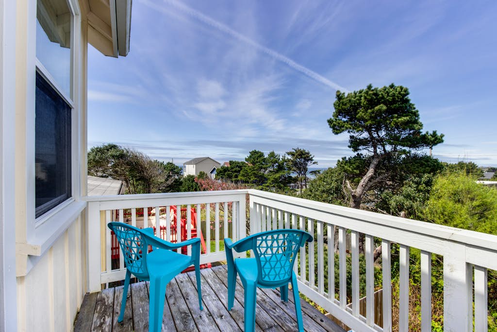 Dog Friendly Home with Private Hot Tub and Ocean Views Walk to the Beach