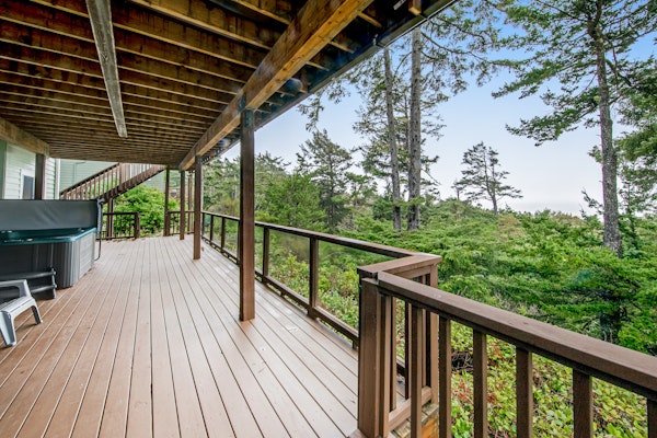 Idyllic Cape retreat with ocean views and private hot tub walk to state beach