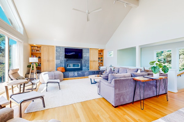 Idyllic Cape retreat with ocean views and private hot tub walk to state beach