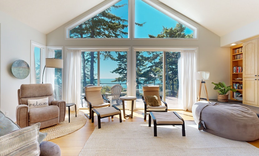 Idyllic Cape retreat with ocean views and private hot tub walk to state beach