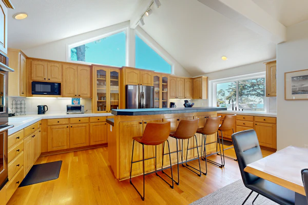 Idyllic Cape retreat with ocean views and private hot tub walk to state beach