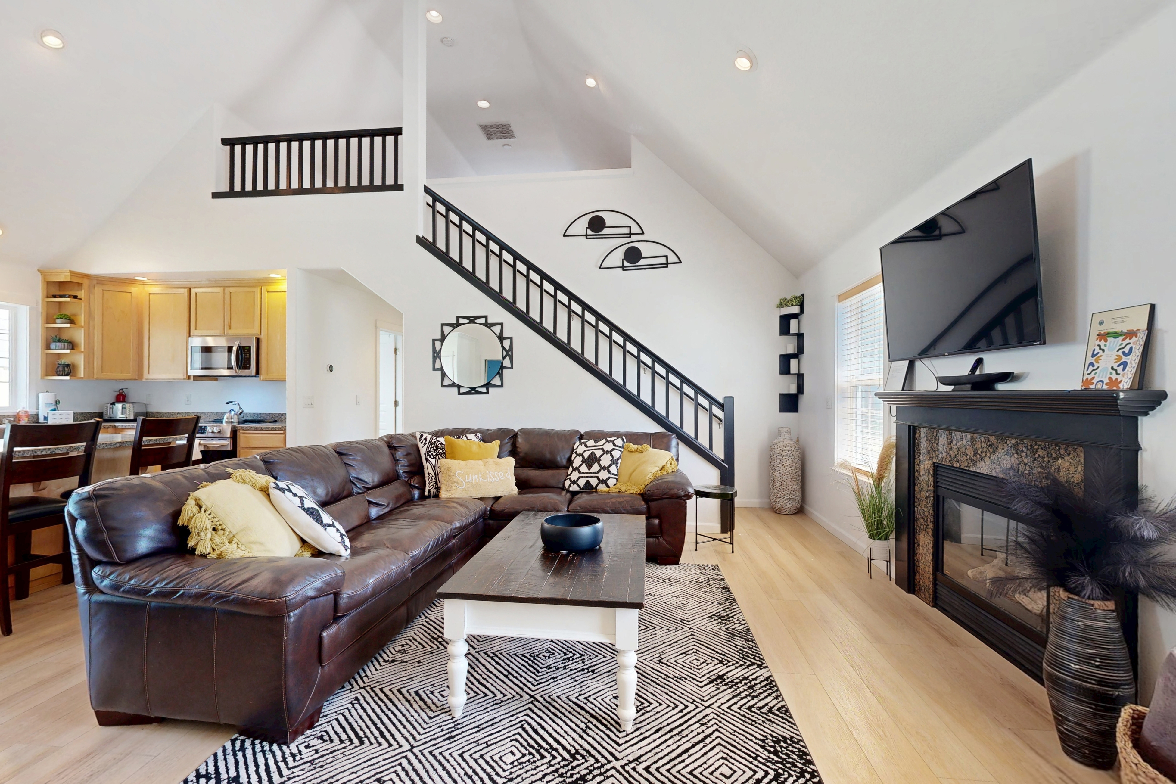 Cottage near the beach with hot tub gas fireplace washer dryer dog friendly