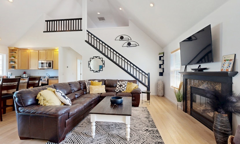 Cottage near the beach with hot tub gas fireplace washer dryer dog friendly