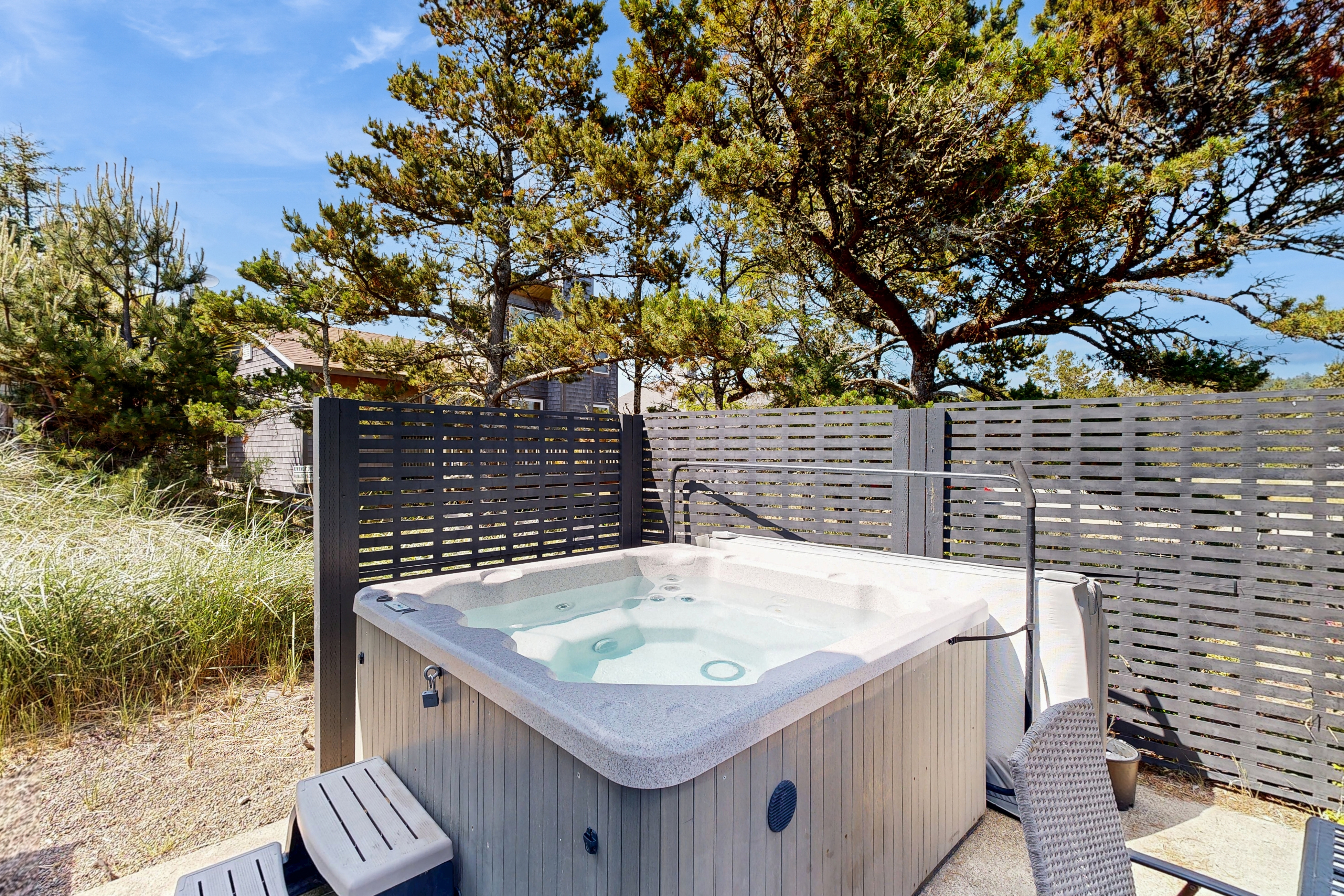 Cottage near the beach with hot tub gas fireplace washer dryer dog friendly