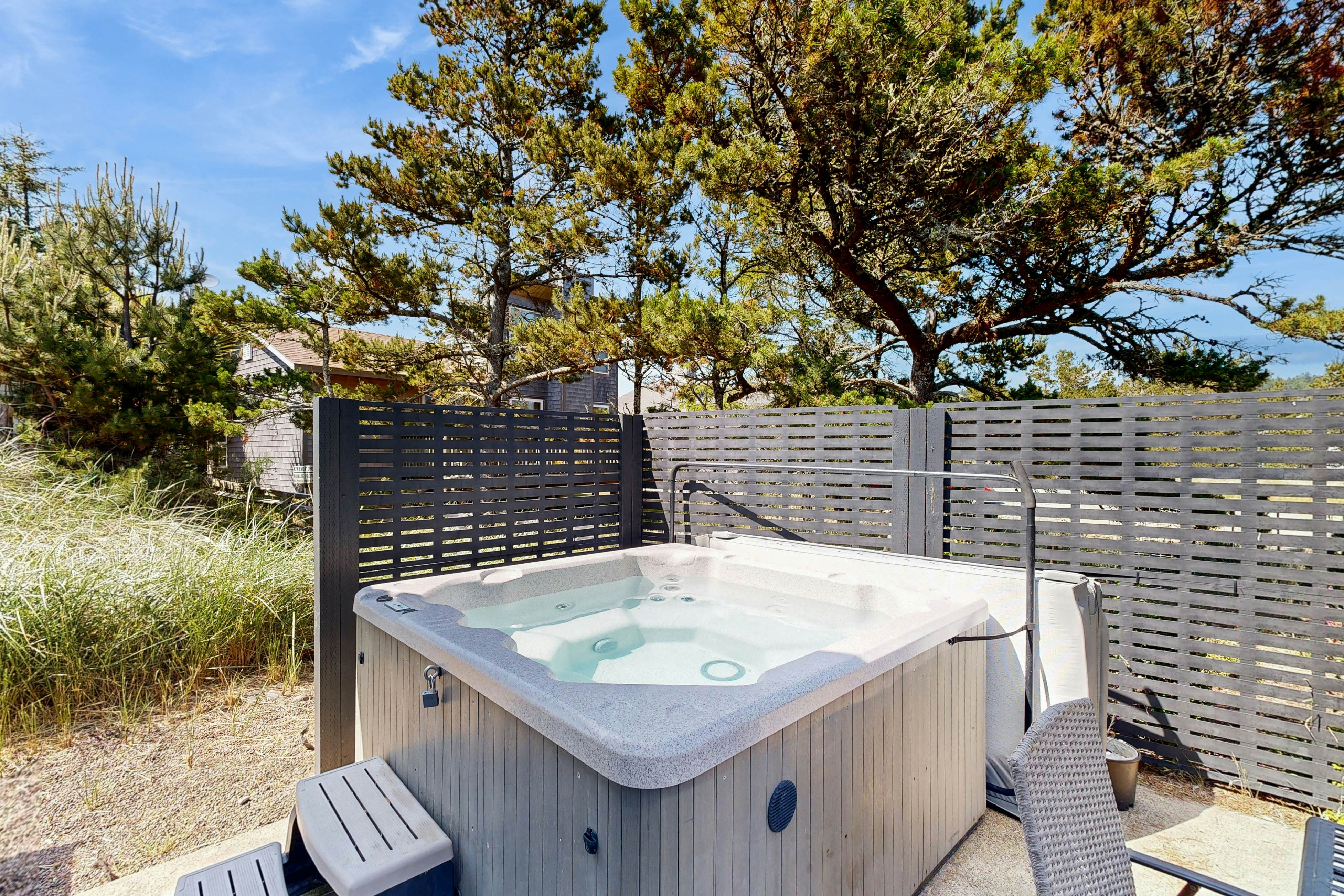 Cottage near the beach with hot tub, gas fireplace, washer/dryer, dog-friendly