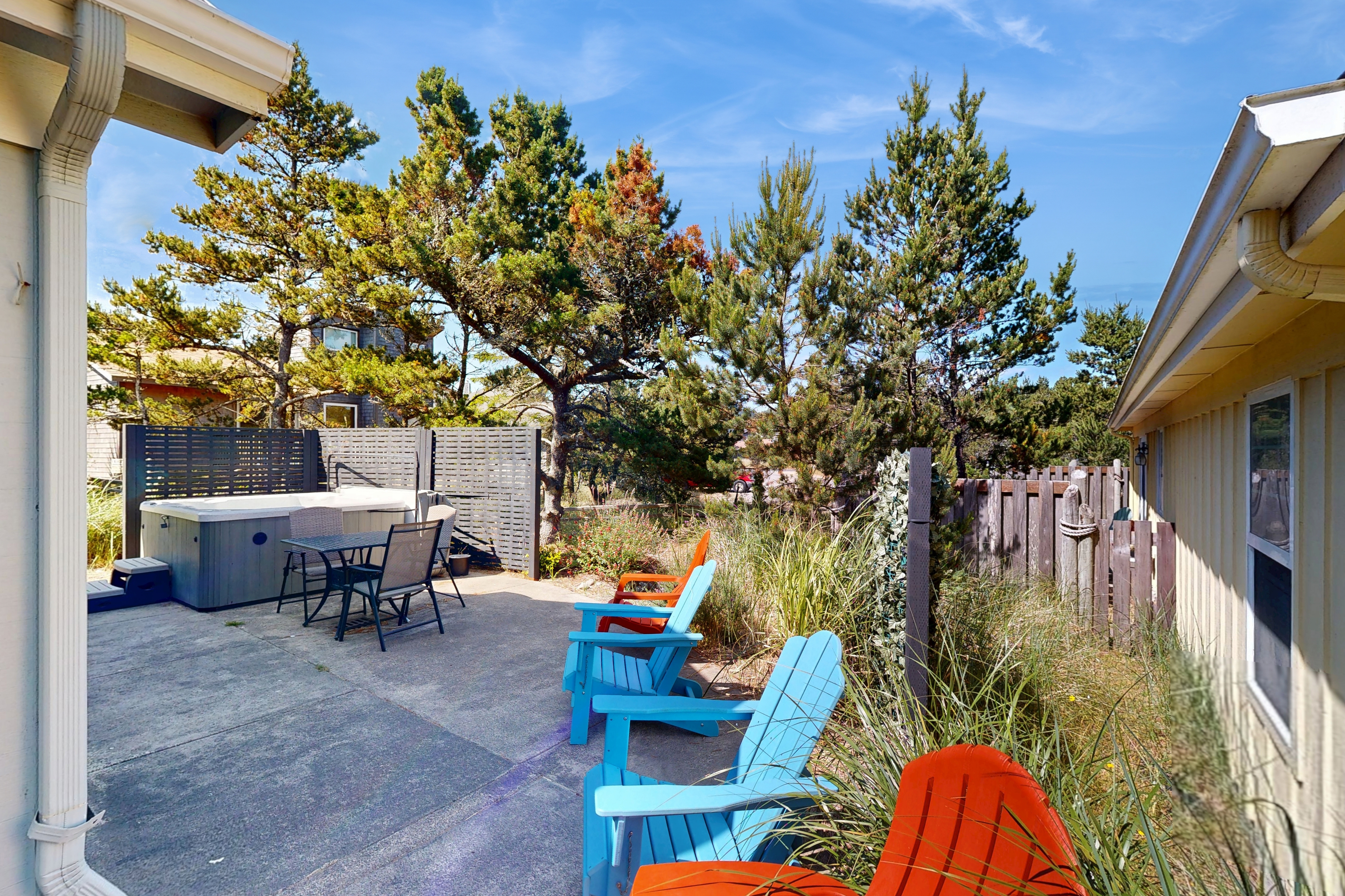 Cottage near the beach with hot tub gas fireplace washer dryer dog friendly