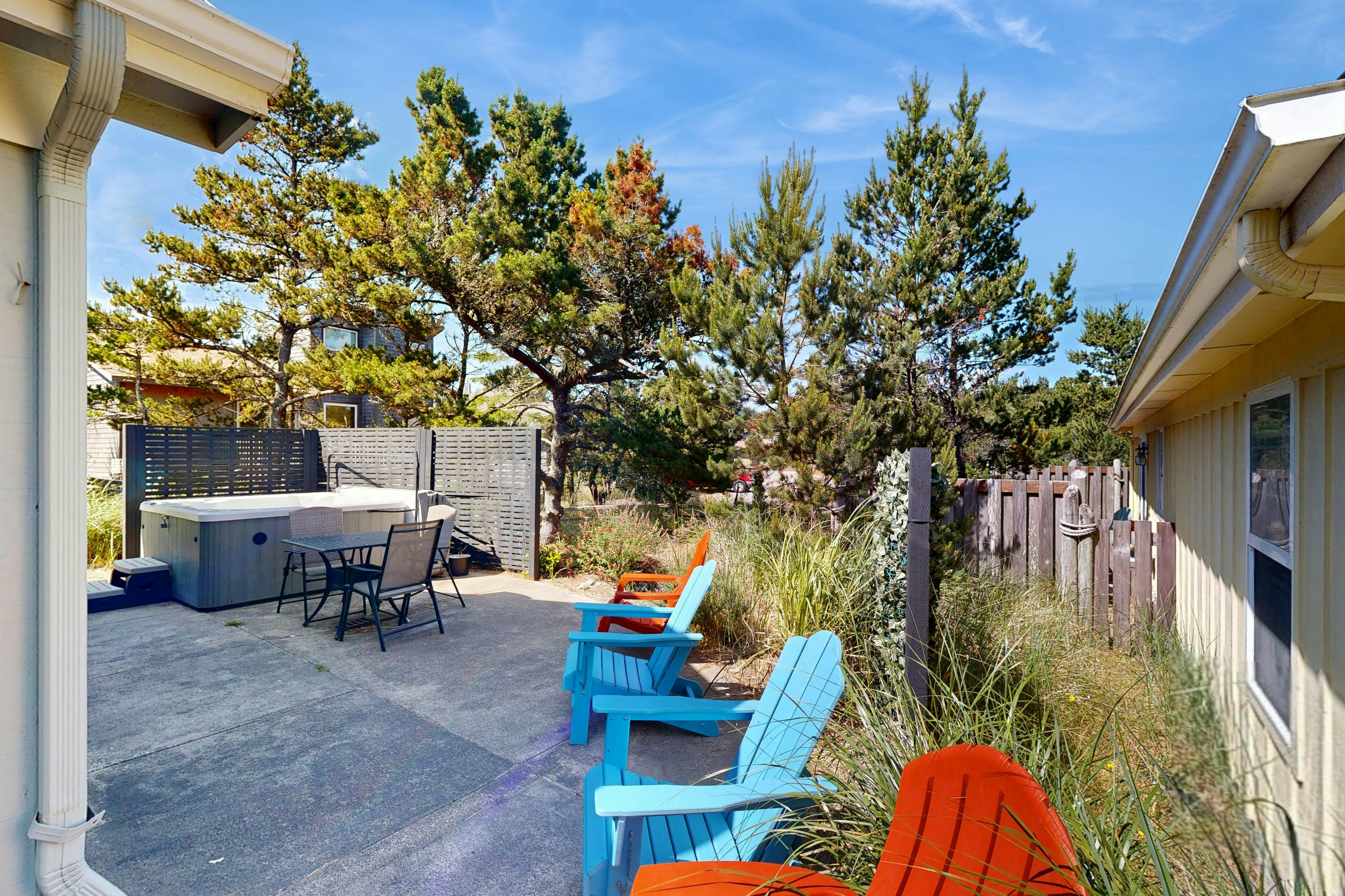 Cottage near the beach with hot tub, gas fireplace, washer/dryer, dog-friendly