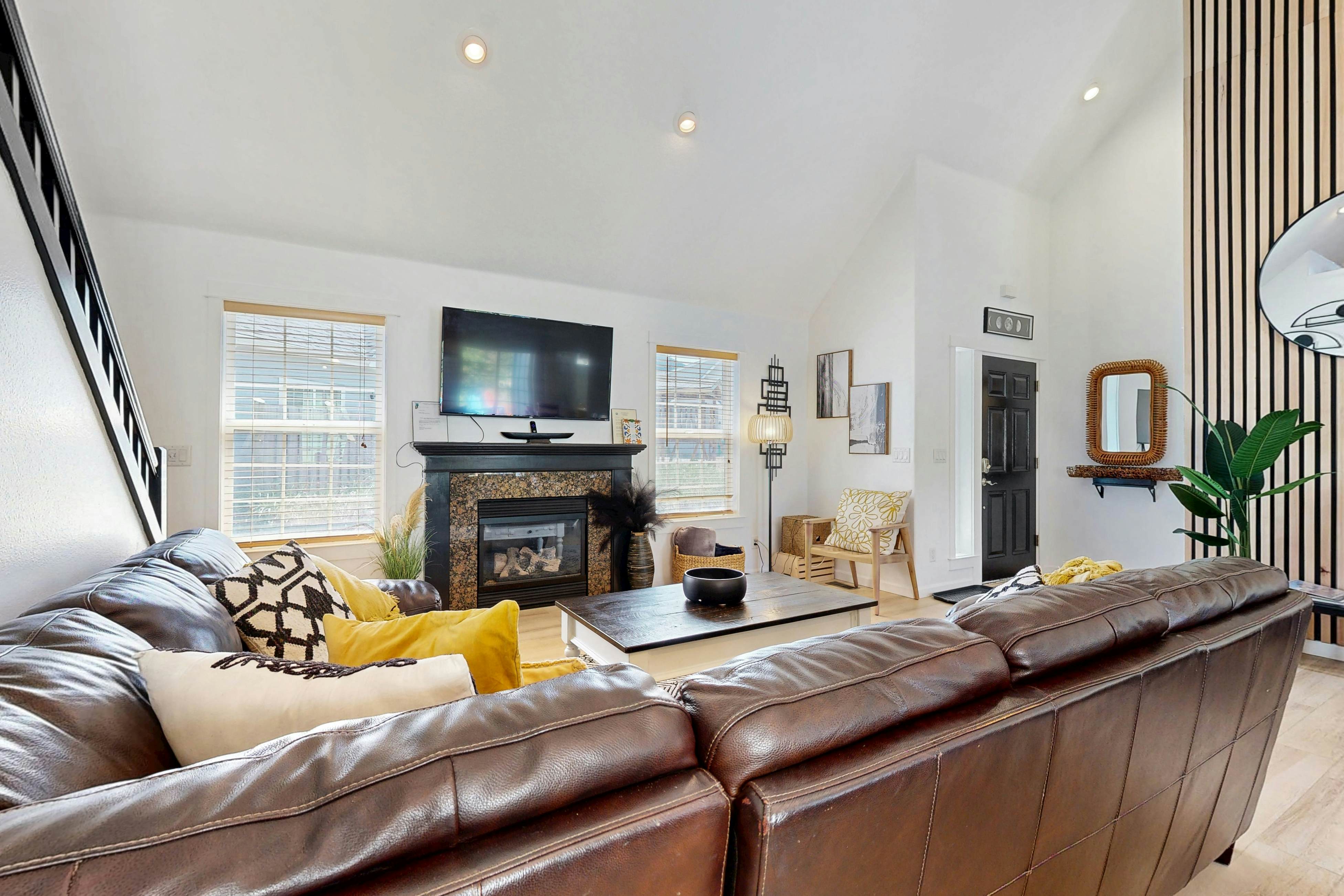 Cottage near the beach with hot tub, gas fireplace, washer/dryer, dog-friendly