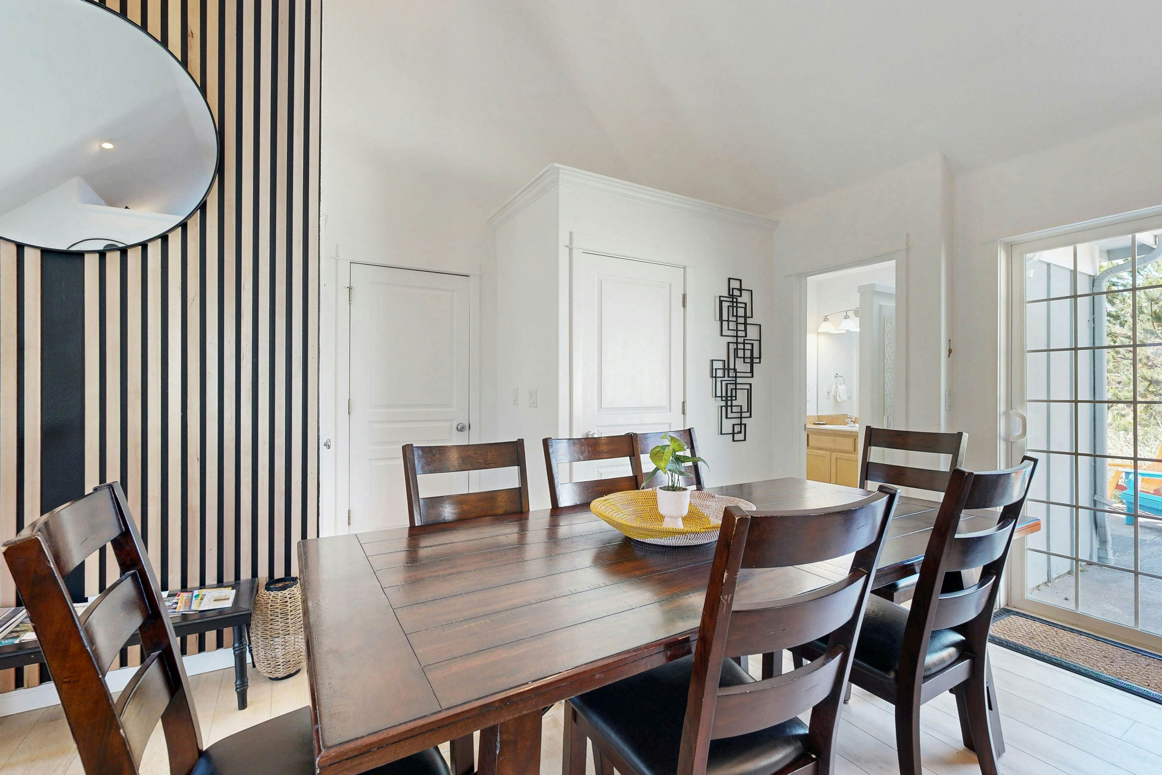 Cottage near the beach with hot tub, gas fireplace, washer/dryer, dog-friendly