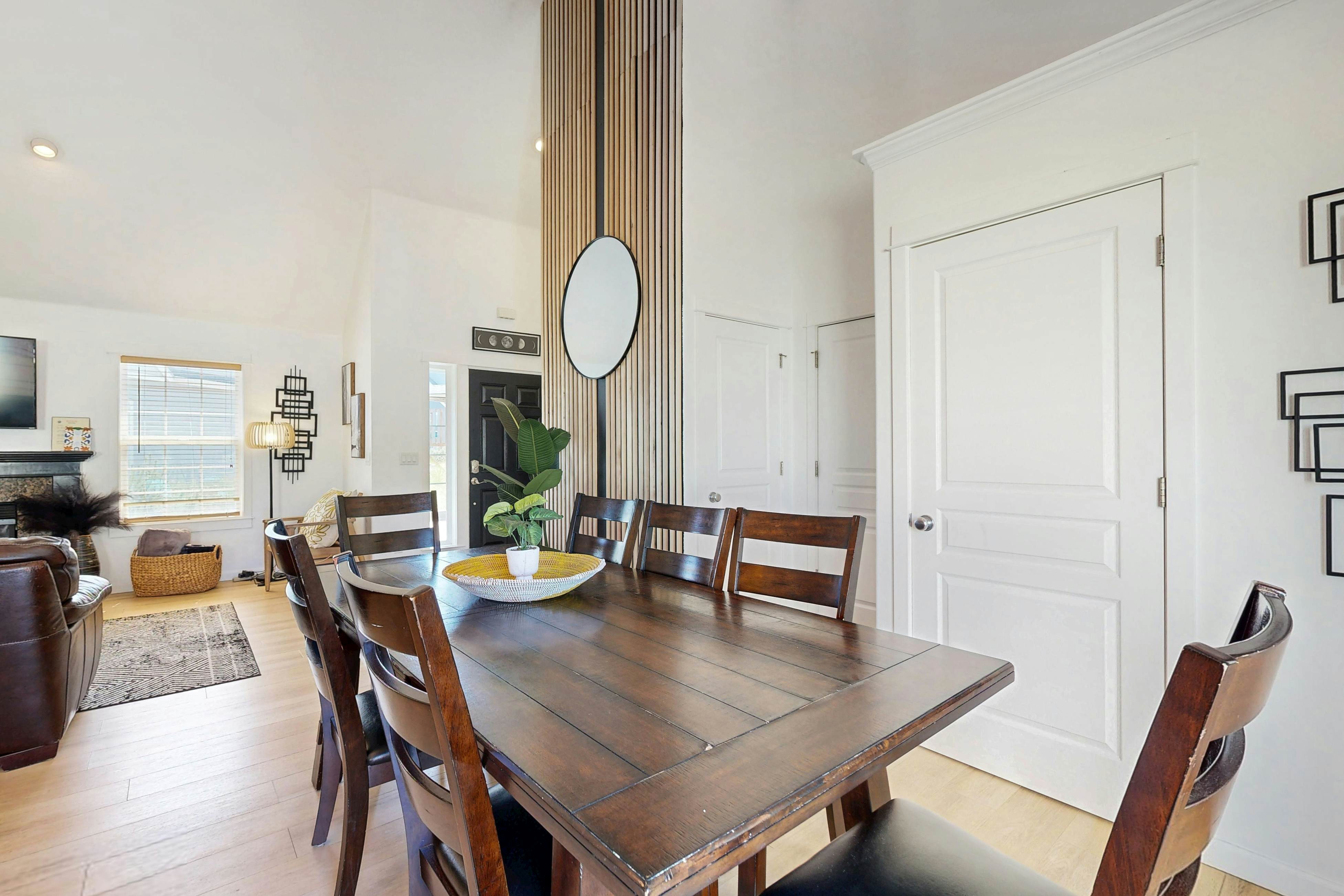 Cottage near the beach with hot tub, gas fireplace, washer/dryer, dog-friendly