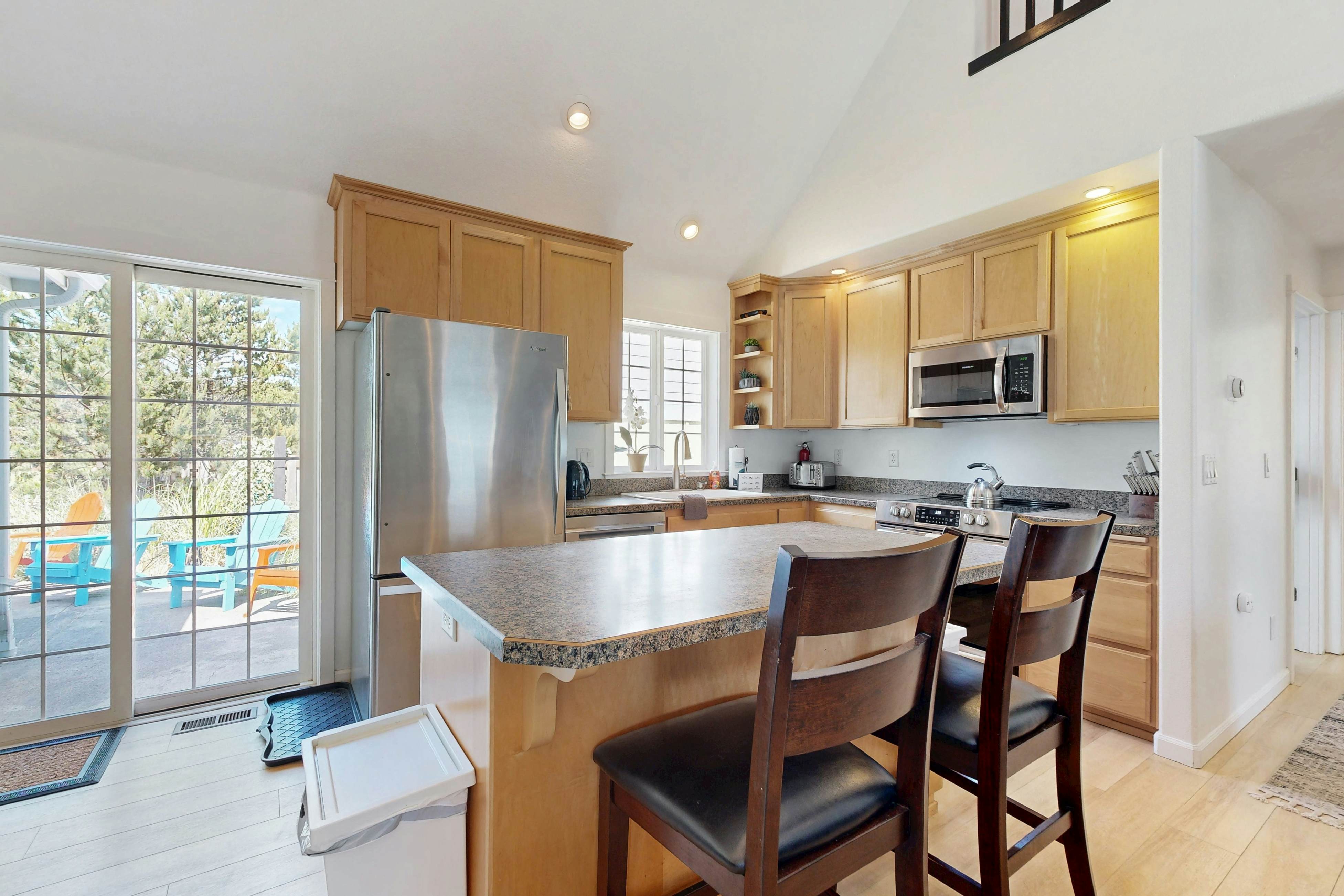 Cottage near the beach with hot tub, gas fireplace, washer/dryer, dog-friendly