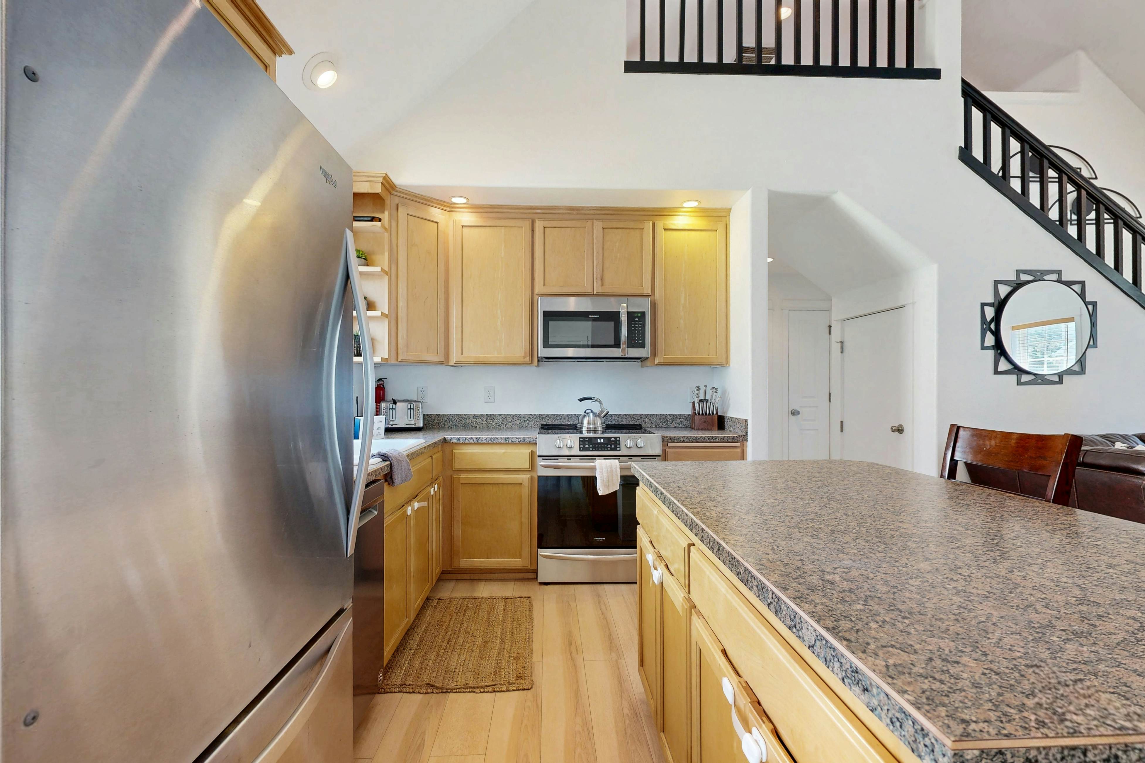 Cottage near the beach with hot tub, gas fireplace, washer/dryer, dog-friendly