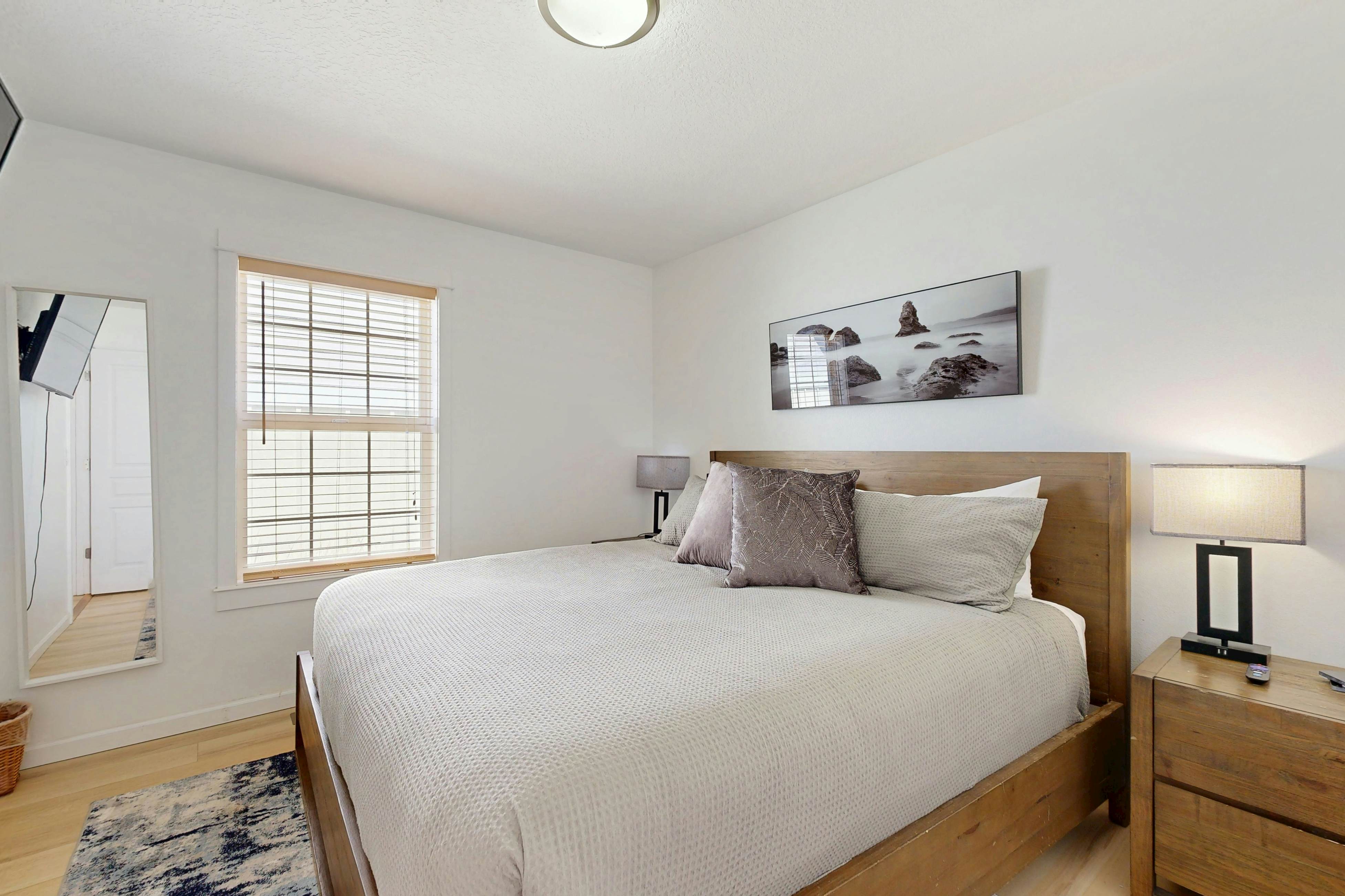 Cottage near the beach with hot tub, gas fireplace, washer/dryer, dog-friendly