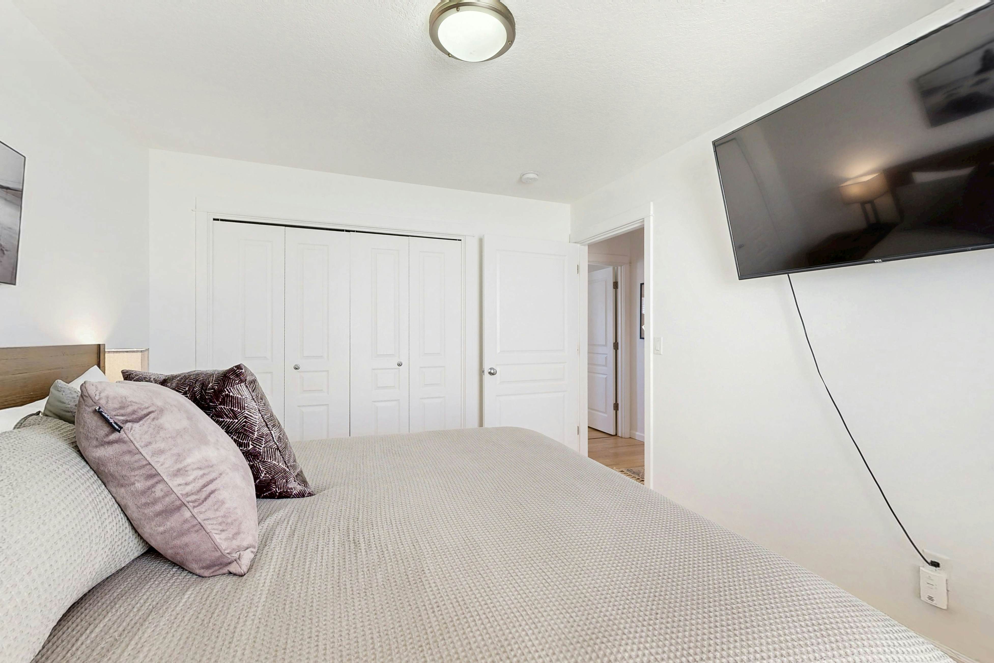 Cottage near the beach with hot tub, gas fireplace, washer/dryer, dog-friendly