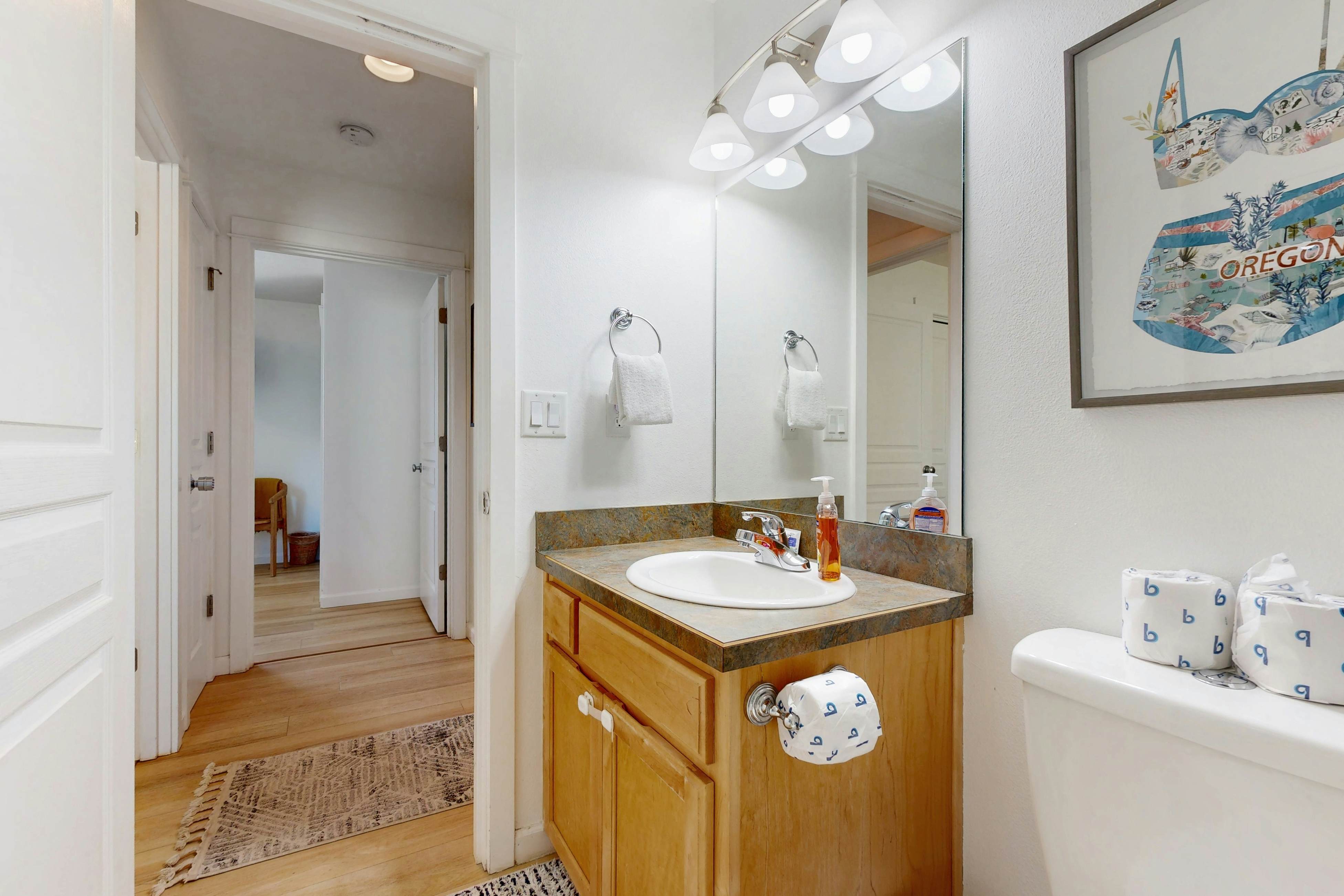 Cottage near the beach with hot tub, gas fireplace, washer/dryer, dog-friendly