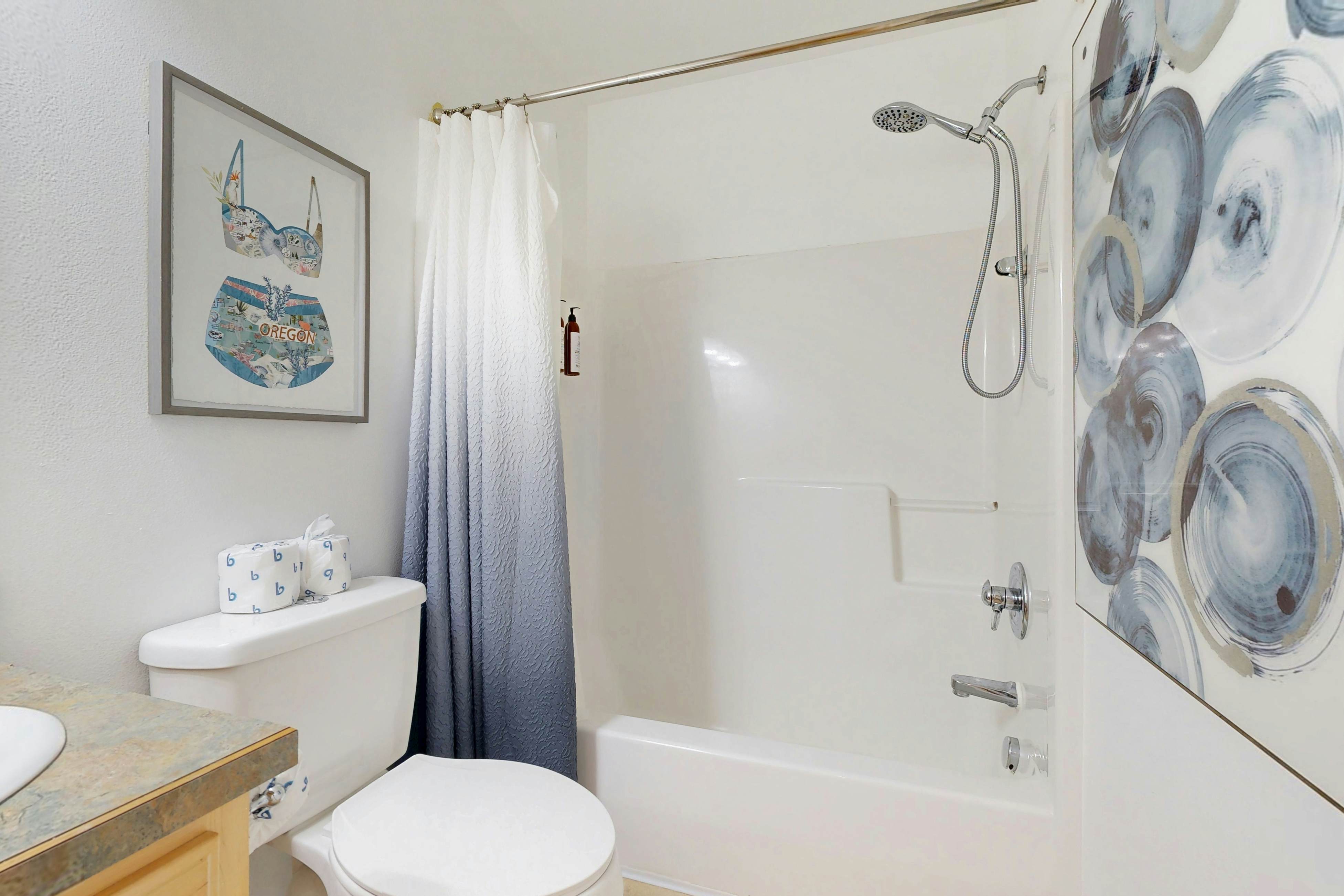 Cottage near the beach with hot tub, gas fireplace, washer/dryer, dog-friendly