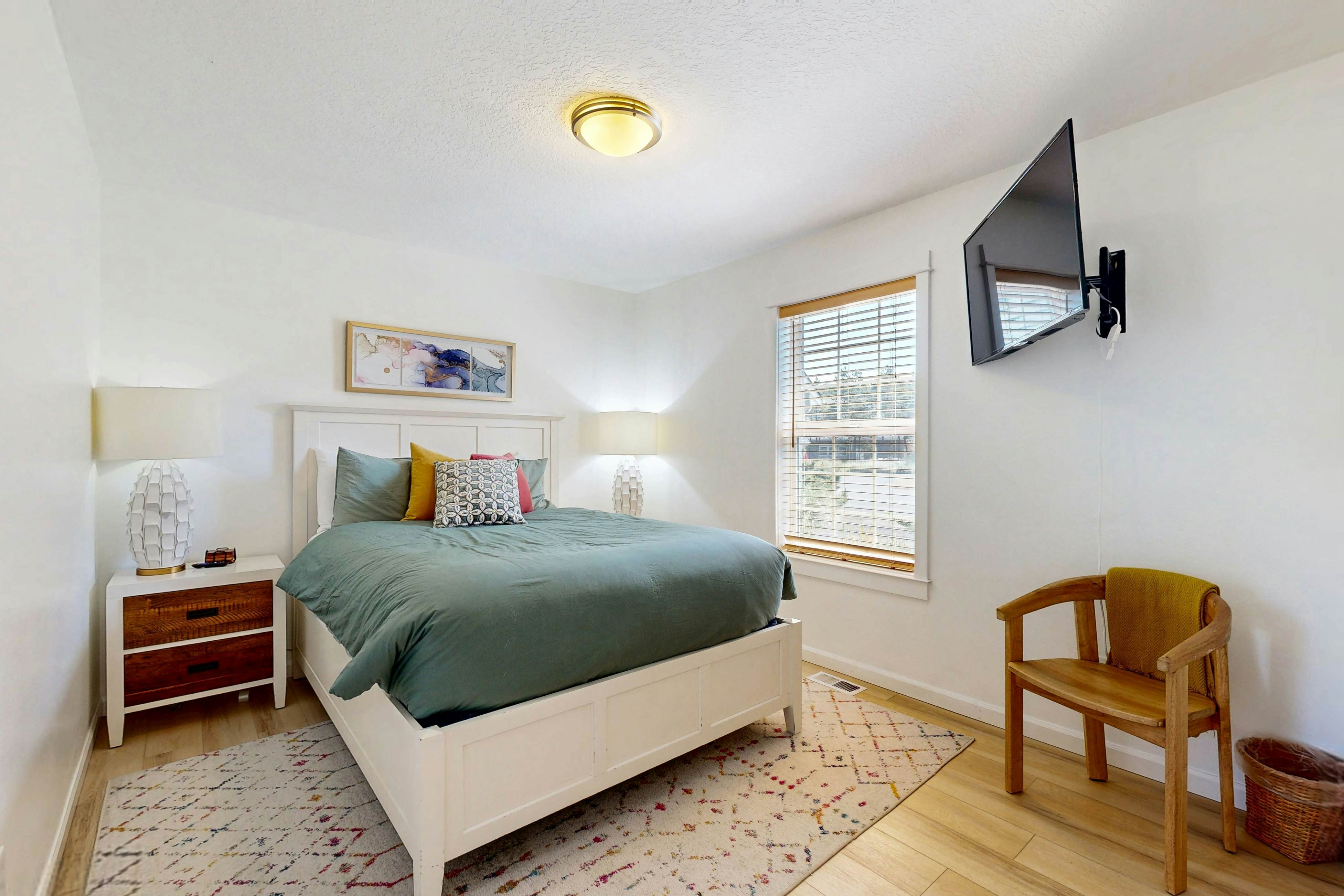 Cottage near the beach with hot tub, gas fireplace, washer/dryer, dog-friendly