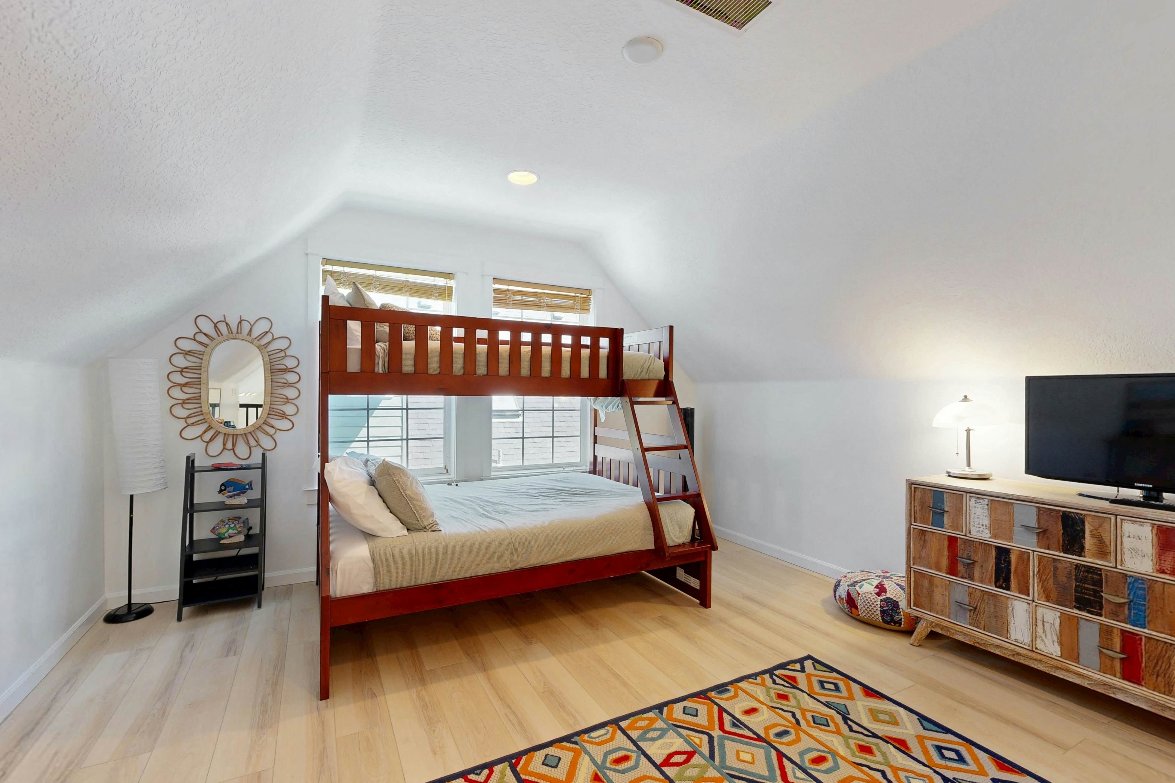 Cottage near the beach with hot tub, gas fireplace, washer/dryer, dog-friendly