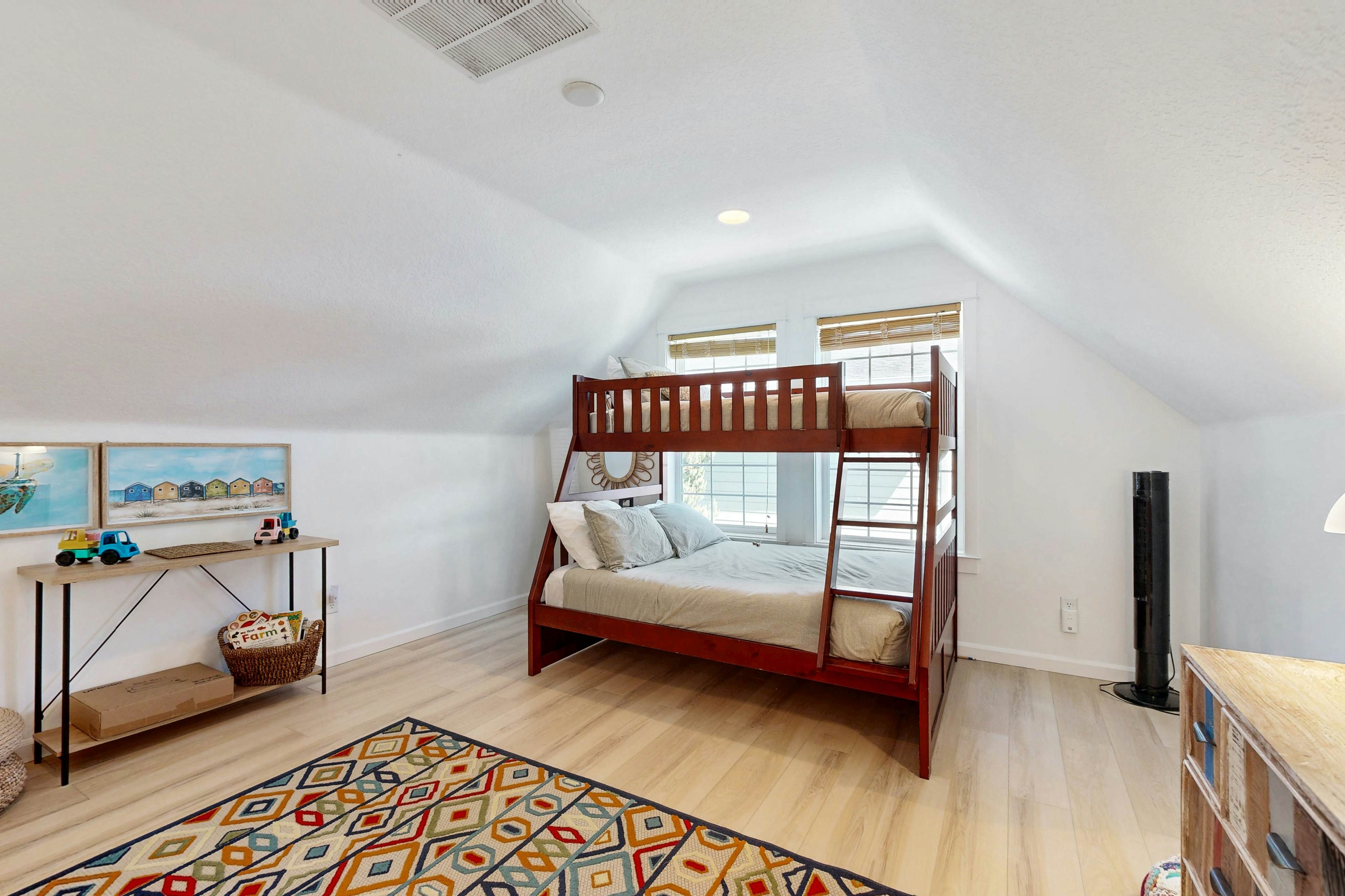 Cottage near the beach with hot tub, gas fireplace, washer/dryer, dog-friendly