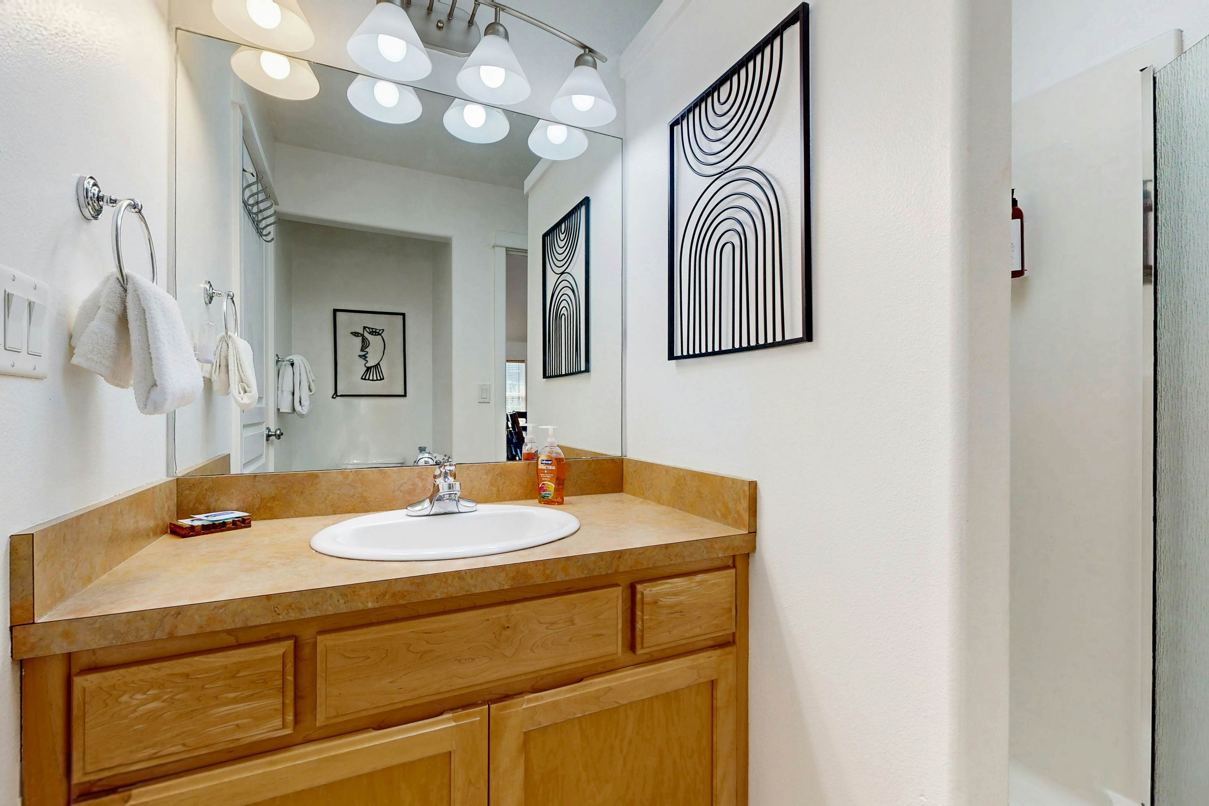 Cottage near the beach with hot tub, gas fireplace, washer/dryer, dog-friendly