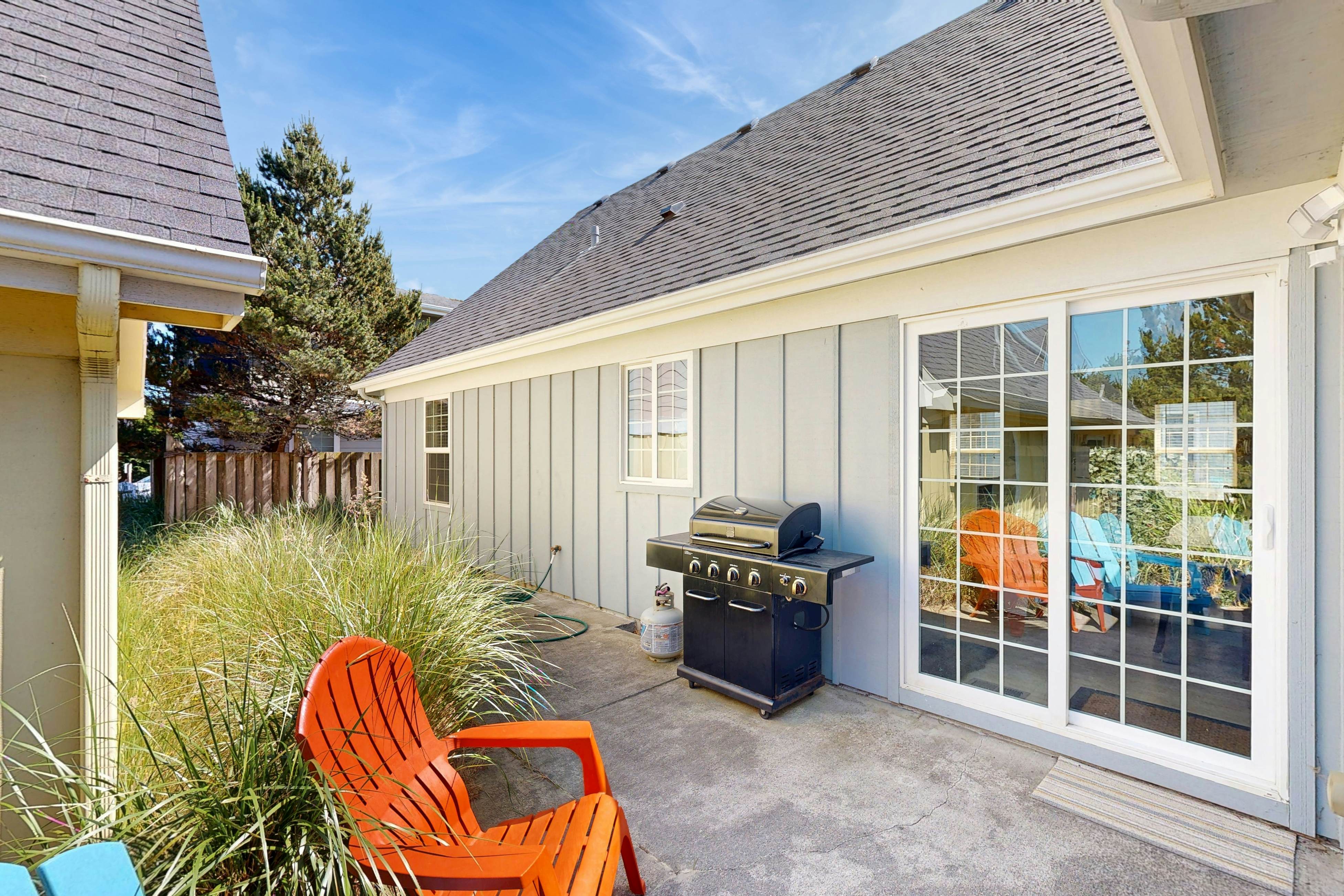 Cottage near the beach with hot tub, gas fireplace, washer/dryer, dog-friendly