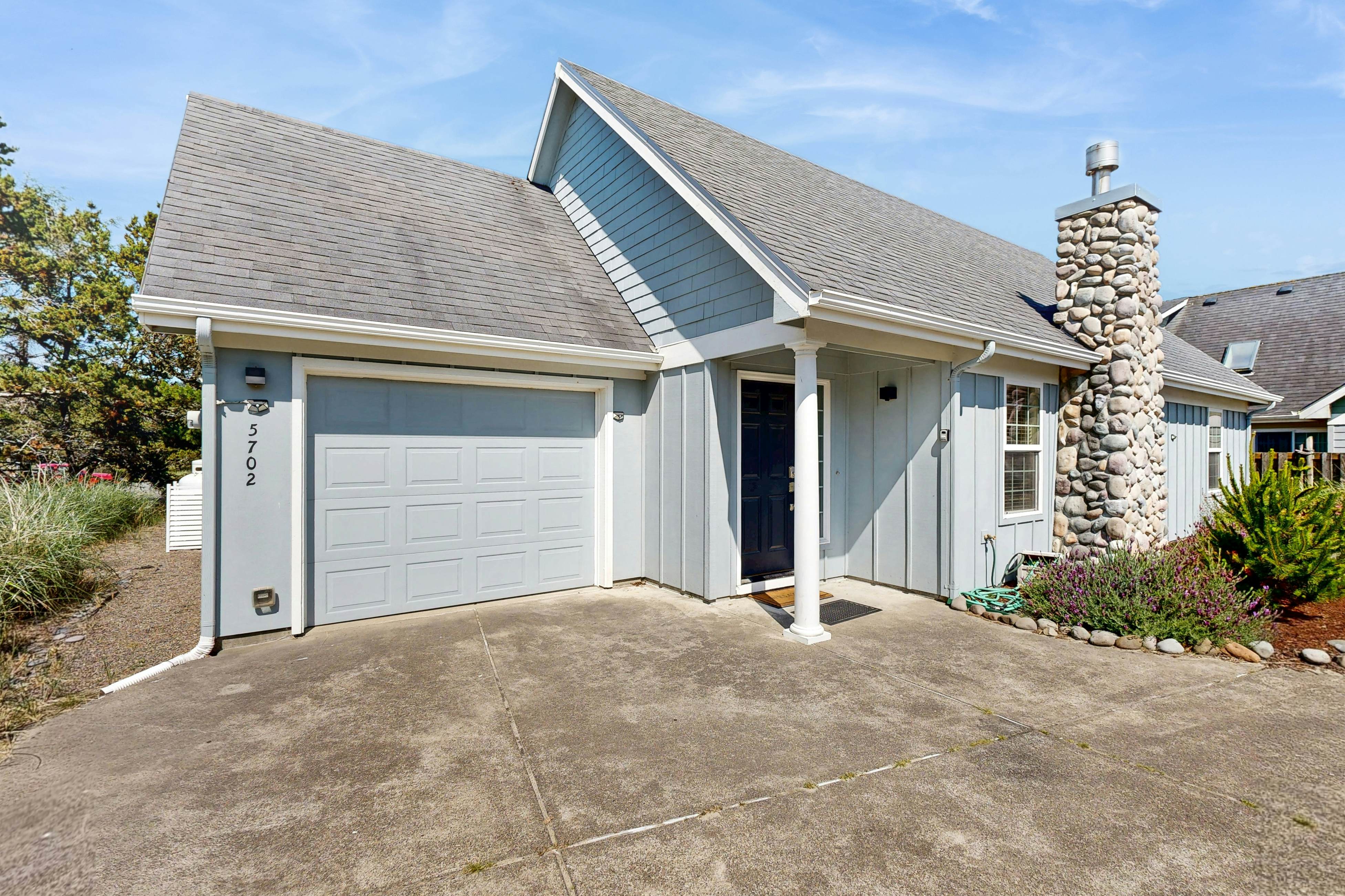 Cottage near the beach with hot tub, gas fireplace, washer/dryer, dog-friendly