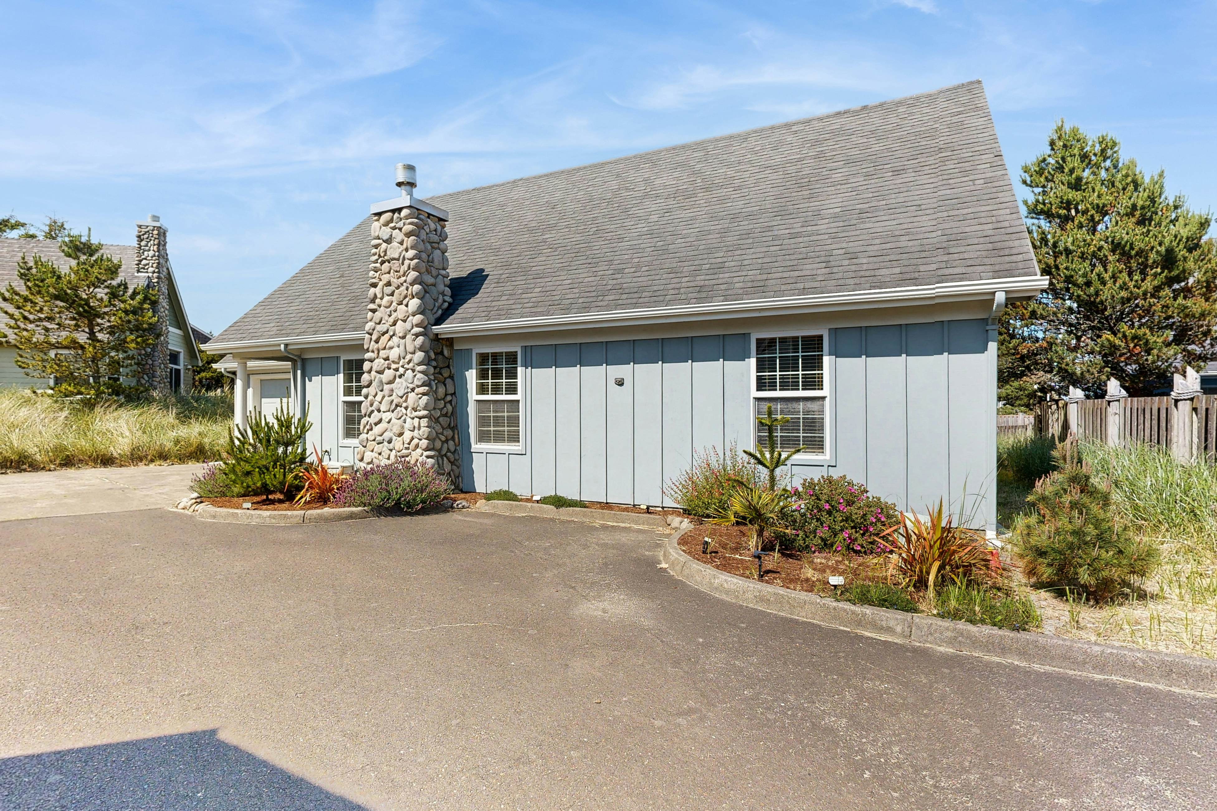 Cottage near the beach with hot tub, gas fireplace, washer/dryer, dog-friendly