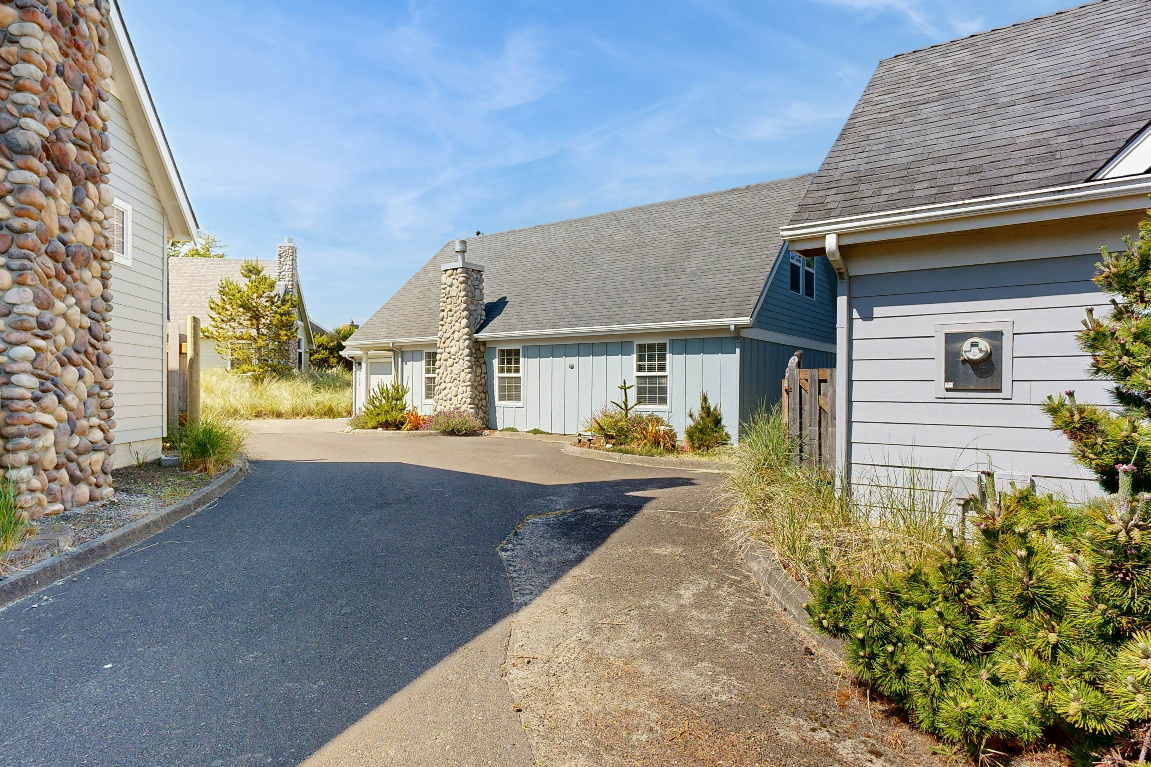 Cottage near the beach with hot tub, gas fireplace, washer/dryer, dog-friendly