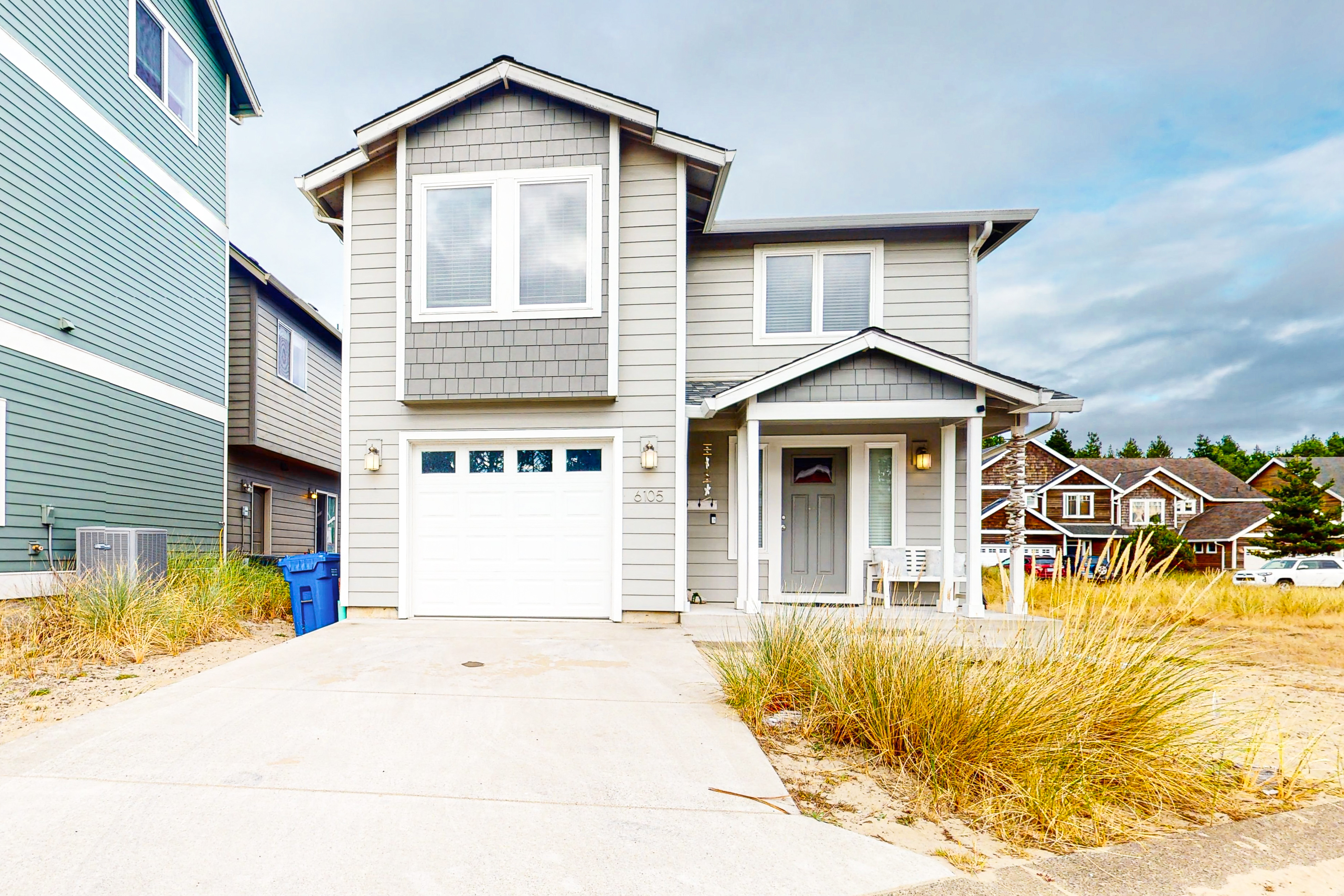 Stunning home with fireplace firepit and central AC short walk to the beach