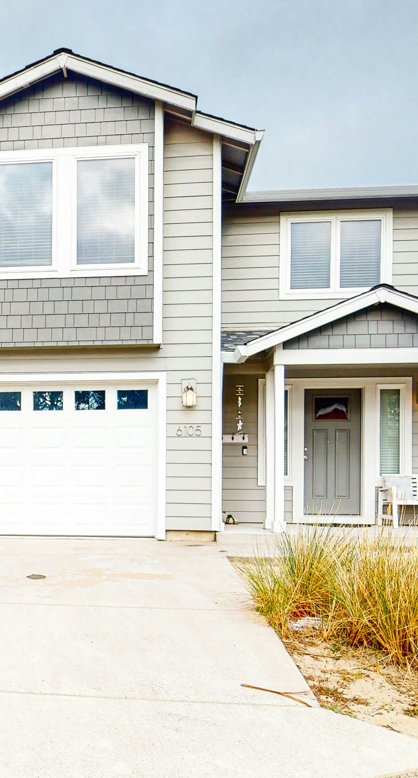 Stunning home with fireplace firepit and central AC short walk to the beach