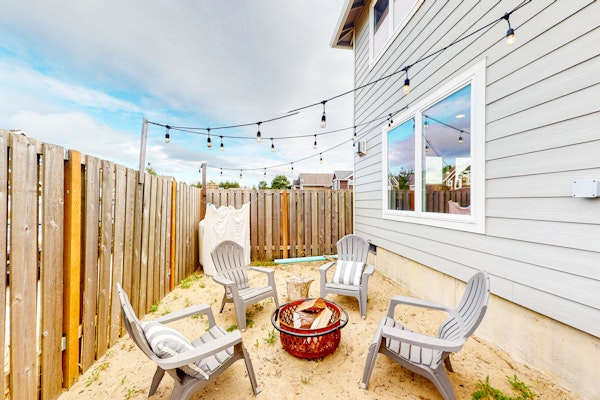 Stunning home with fireplace firepit and central AC short walk to the beach