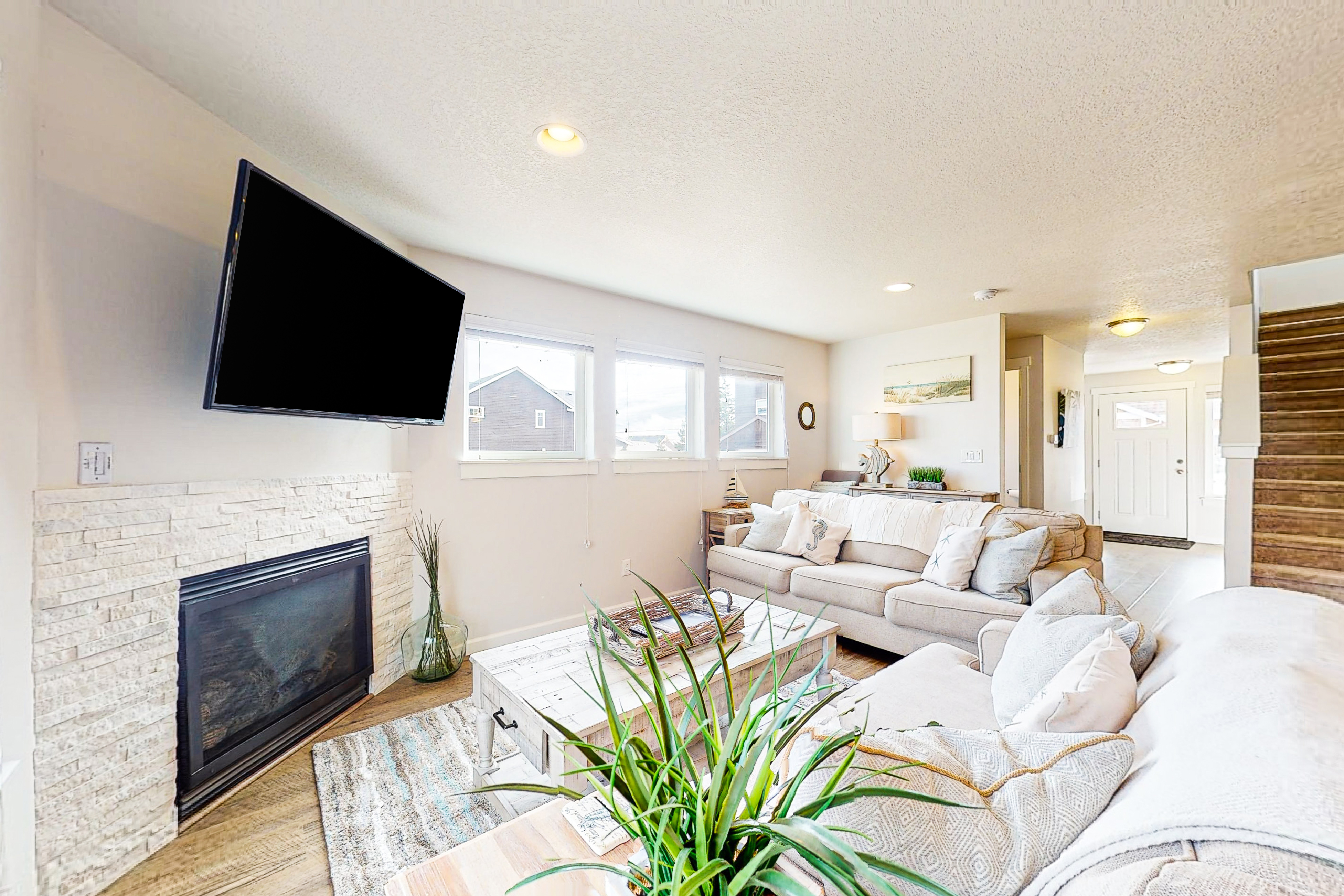 Stunning home with fireplace firepit and central AC short walk to the beach