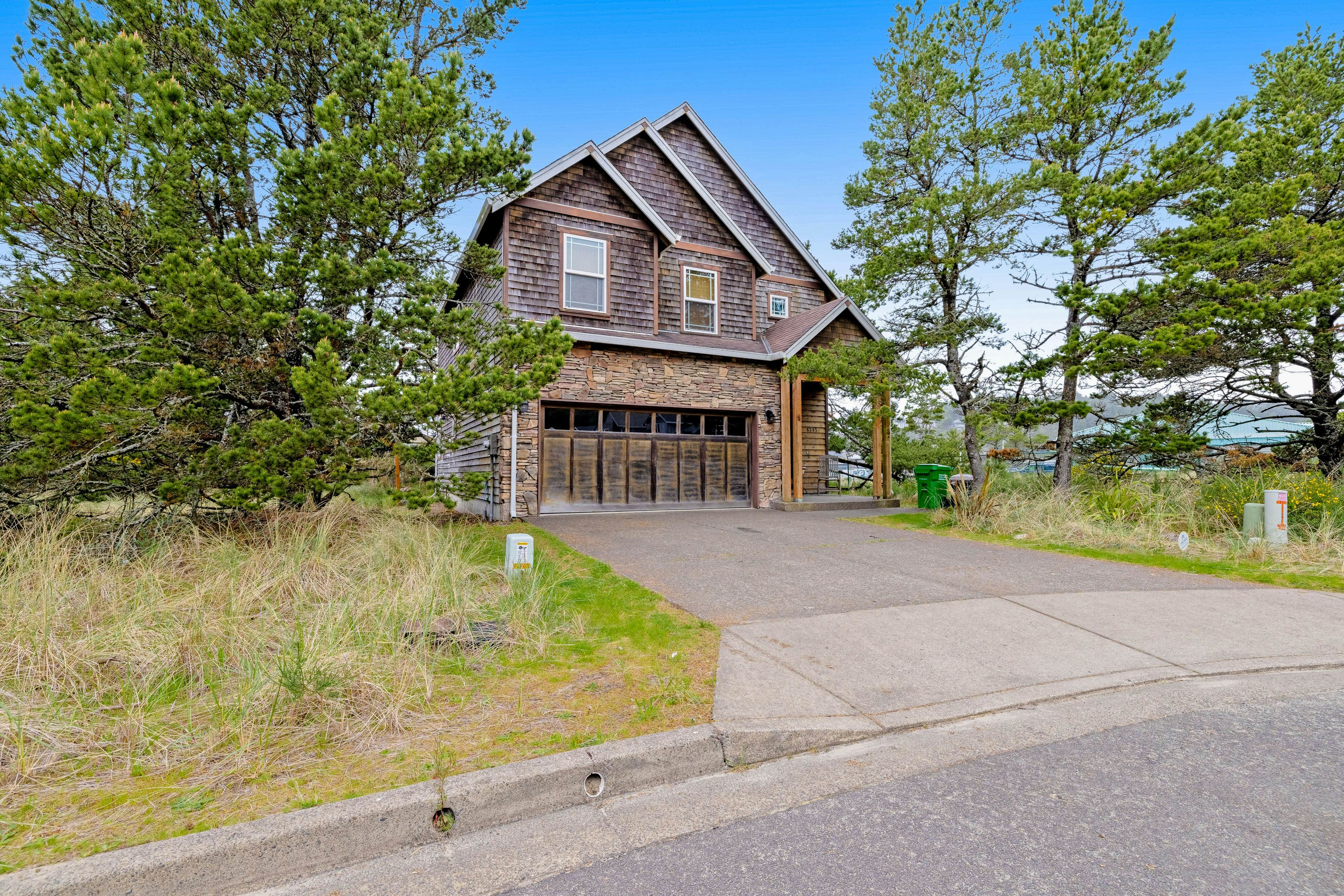 Dog-friendly coastal retreat with a game room, patio, grill, jetted tub, & W/D