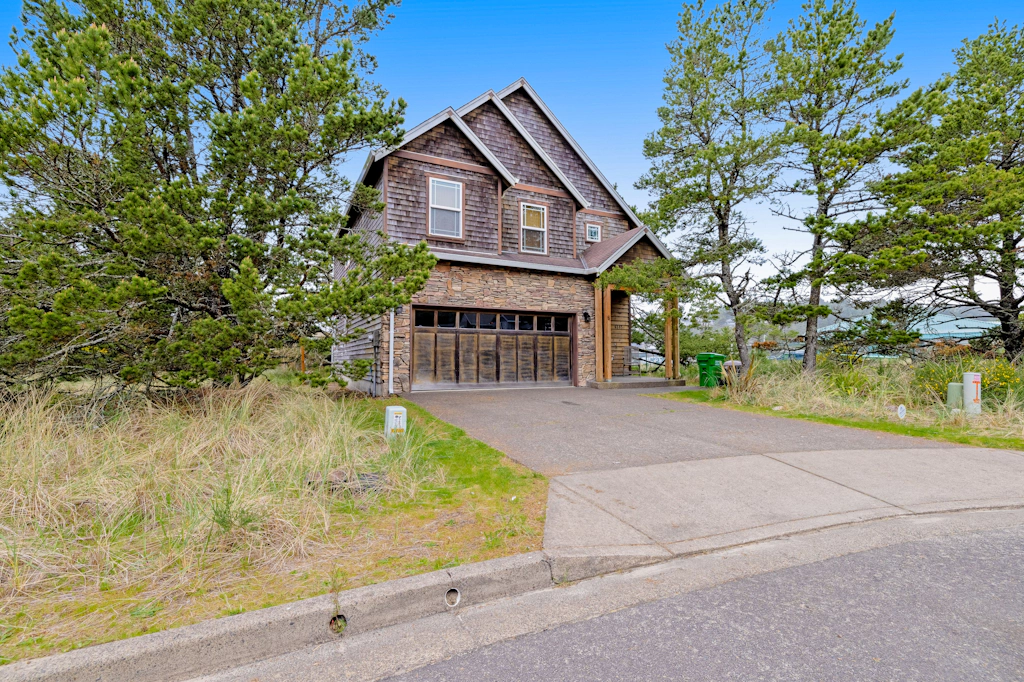 Dog friendly coastal retreat with a game room patio grill jetted tub and with D