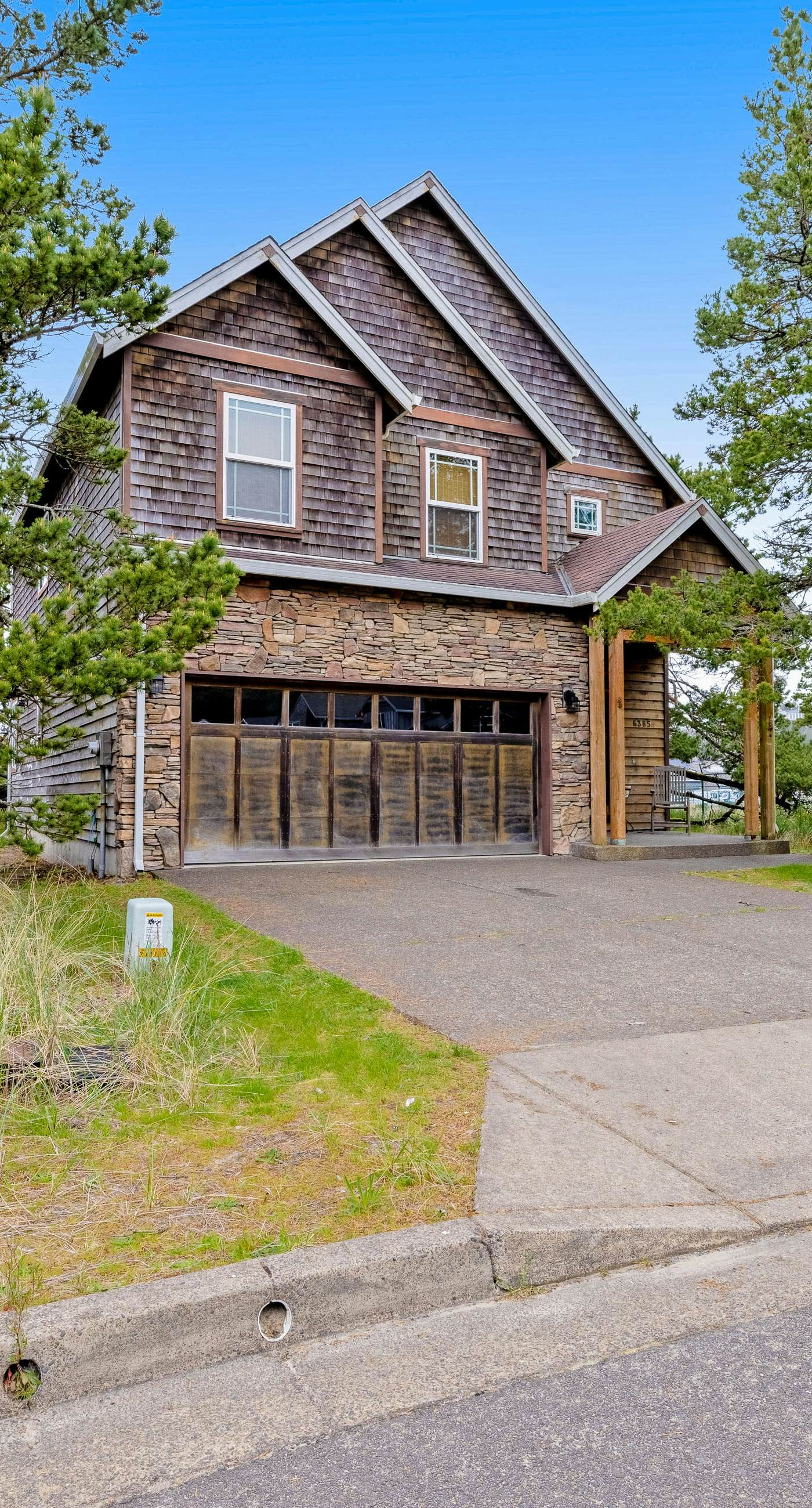 Dog friendly coastal retreat with a game room patio grill jetted tub and with D