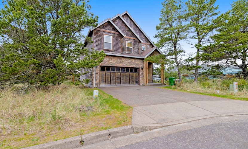 Dog friendly coastal retreat with a game room patio grill jetted tub and with D