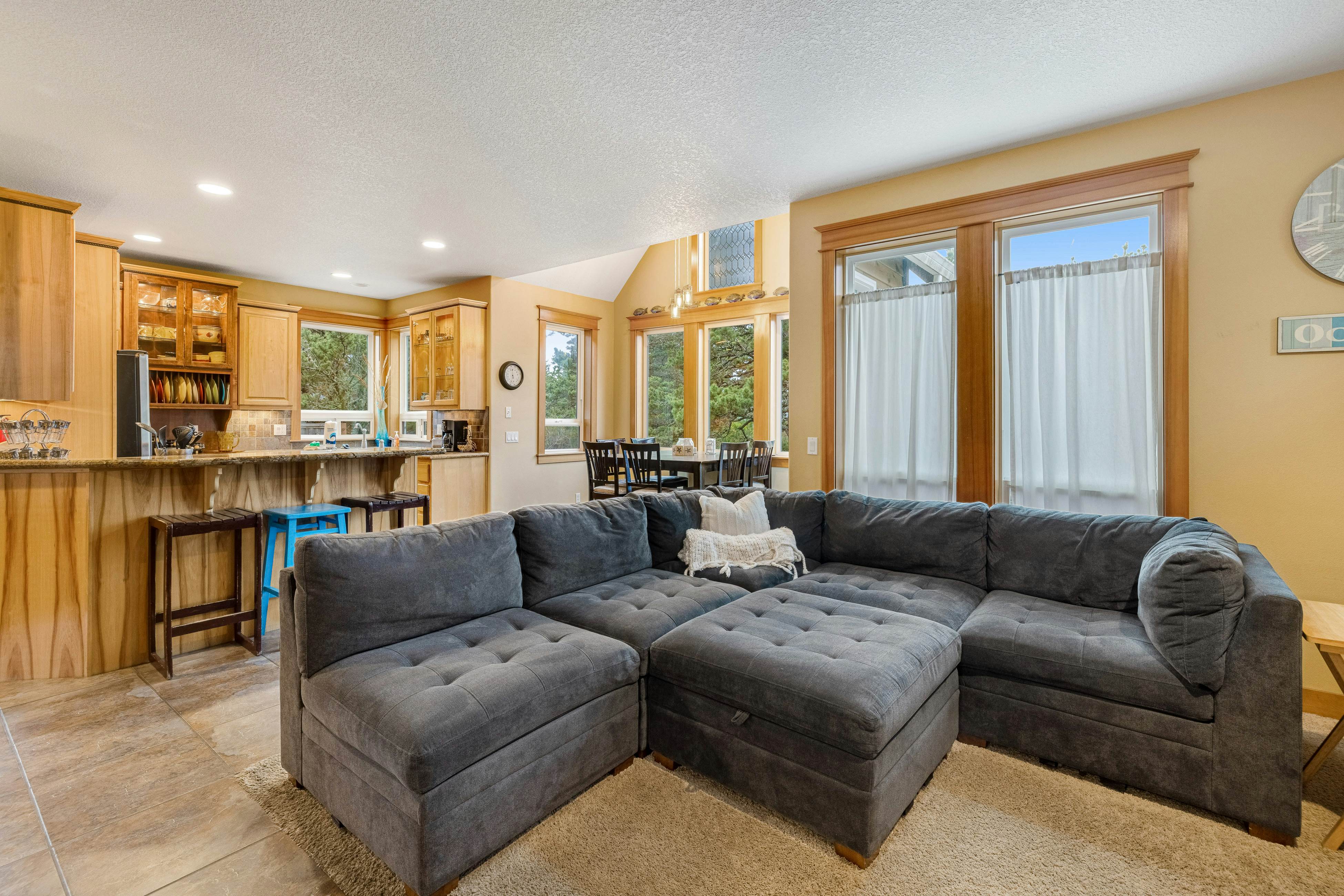 Dog-friendly coastal retreat with a game room, patio, grill, jetted tub, & W/D