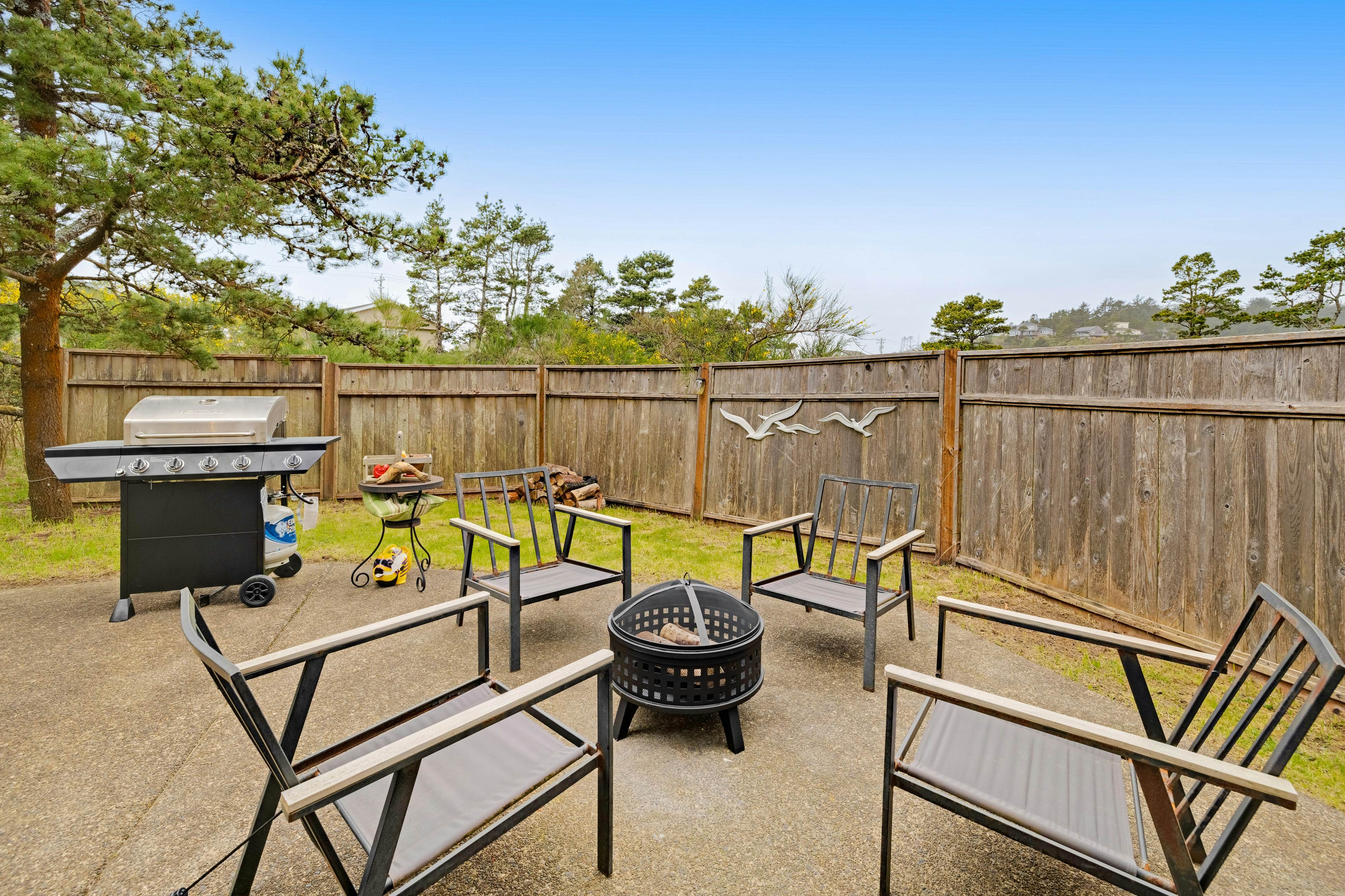 Dog-friendly coastal retreat with a game room, patio, grill, jetted tub, & W/D