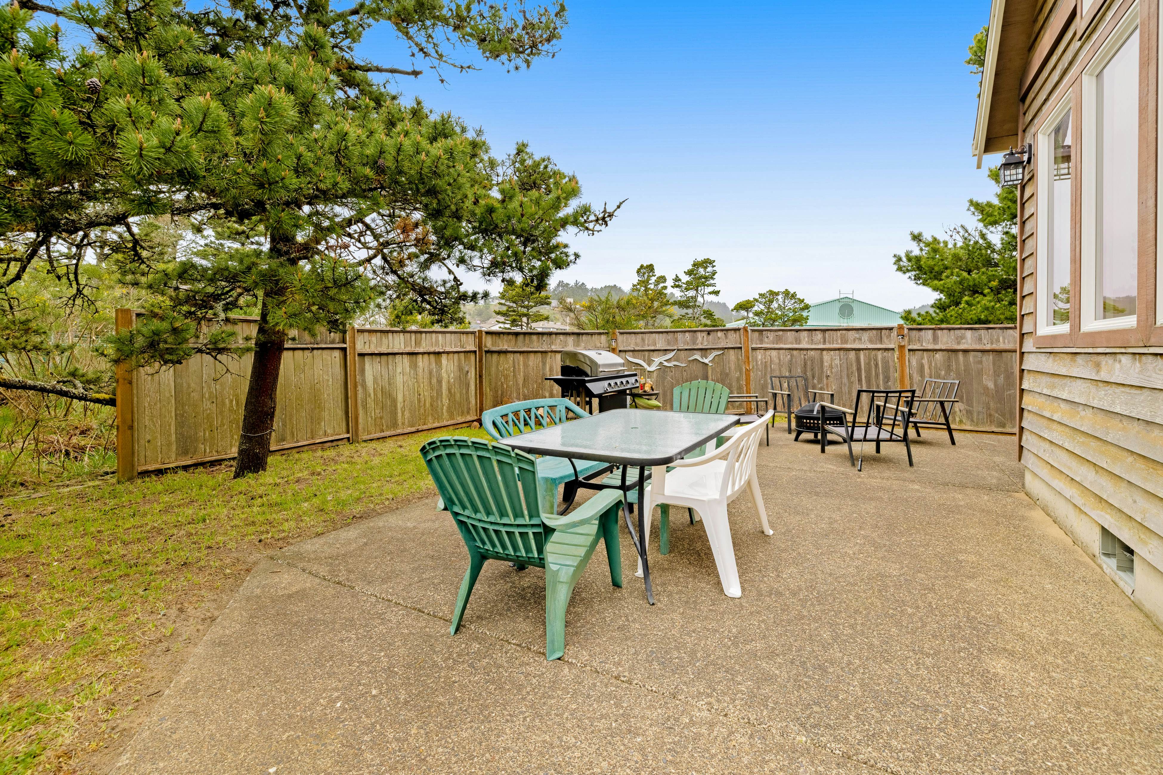 Dog-friendly coastal retreat with a game room, patio, grill, jetted tub, & W/D