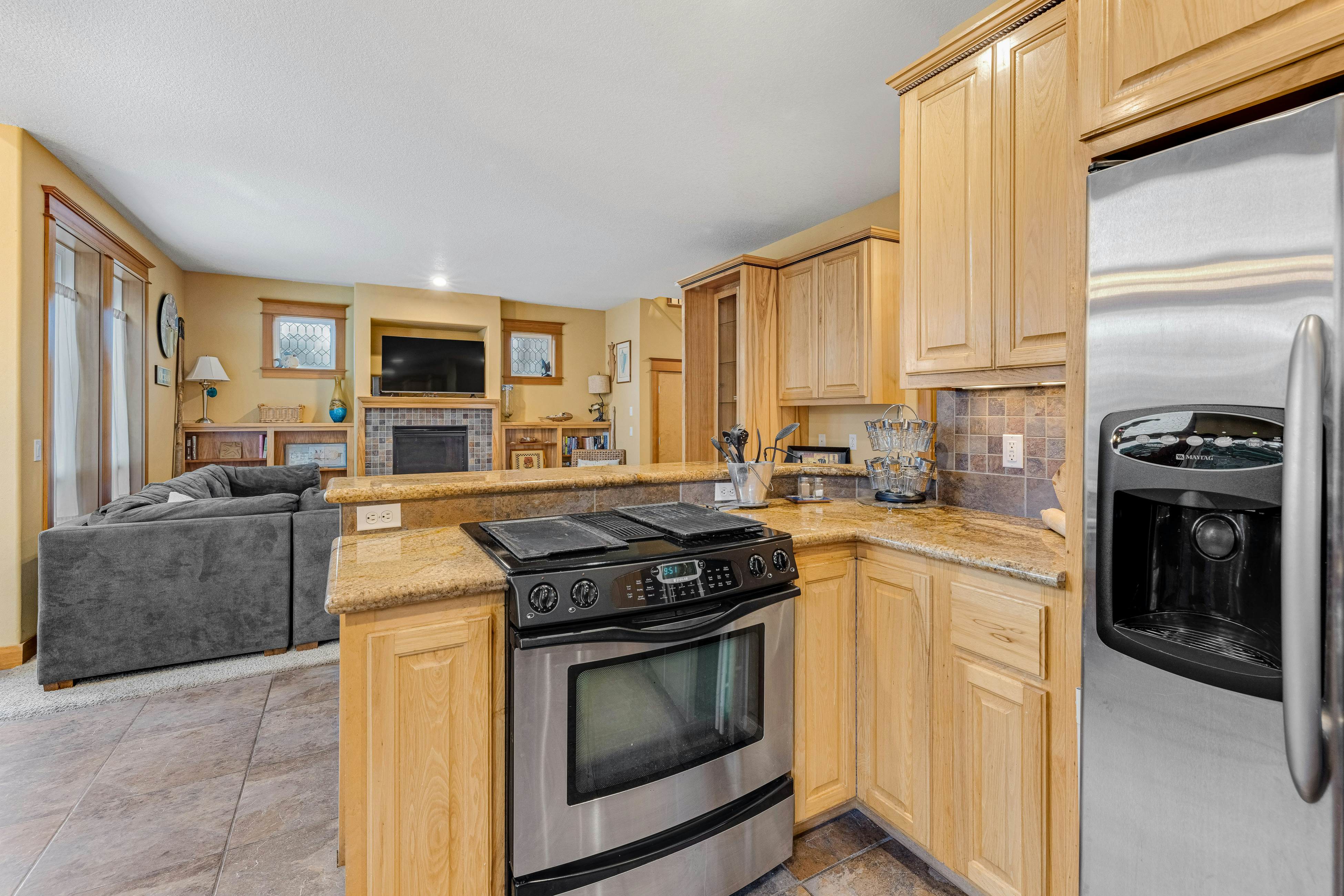 Dog-friendly coastal retreat with a game room, patio, grill, jetted tub, & W/D