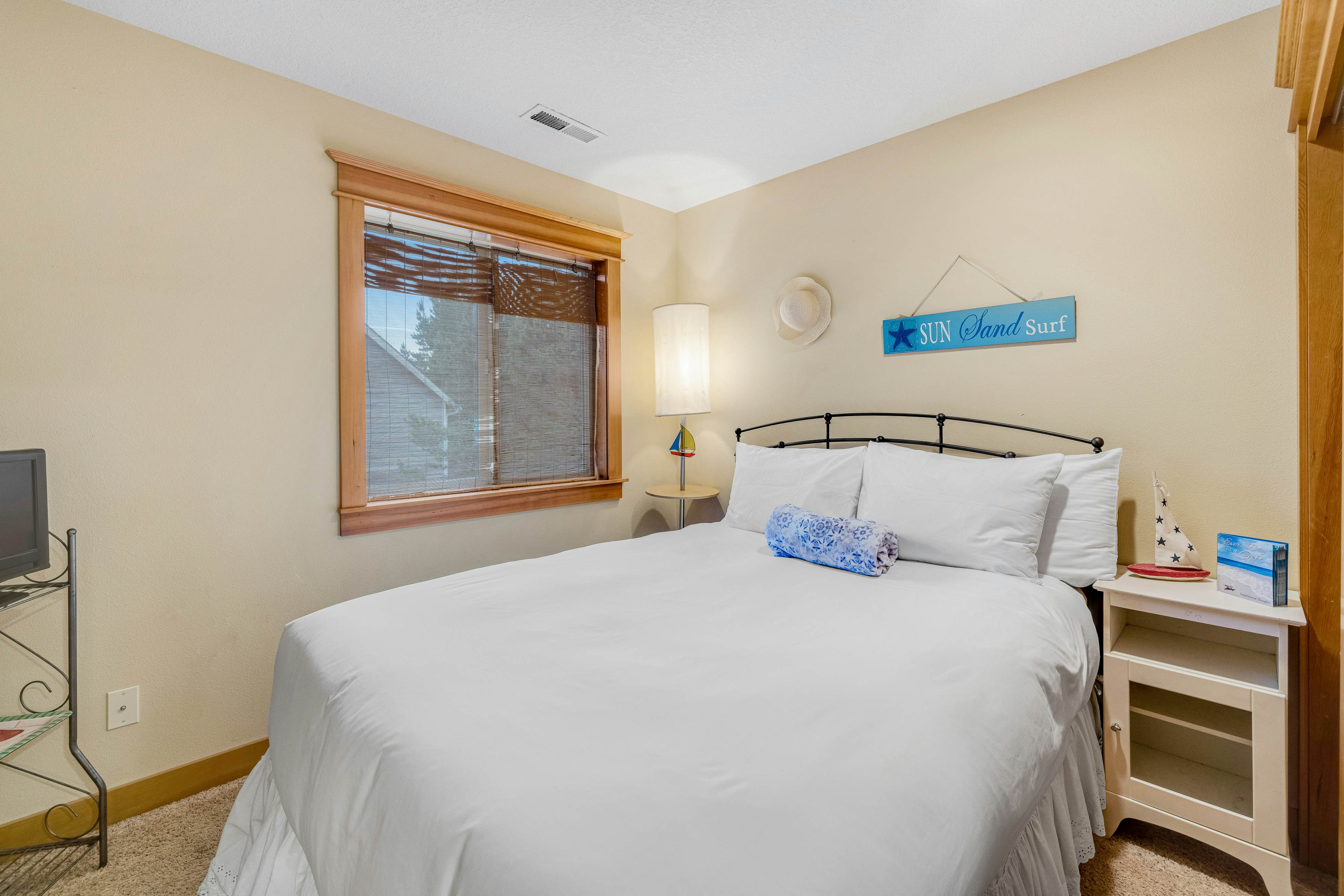 Dog-friendly coastal retreat with a game room, patio, grill, jetted tub, & W/D