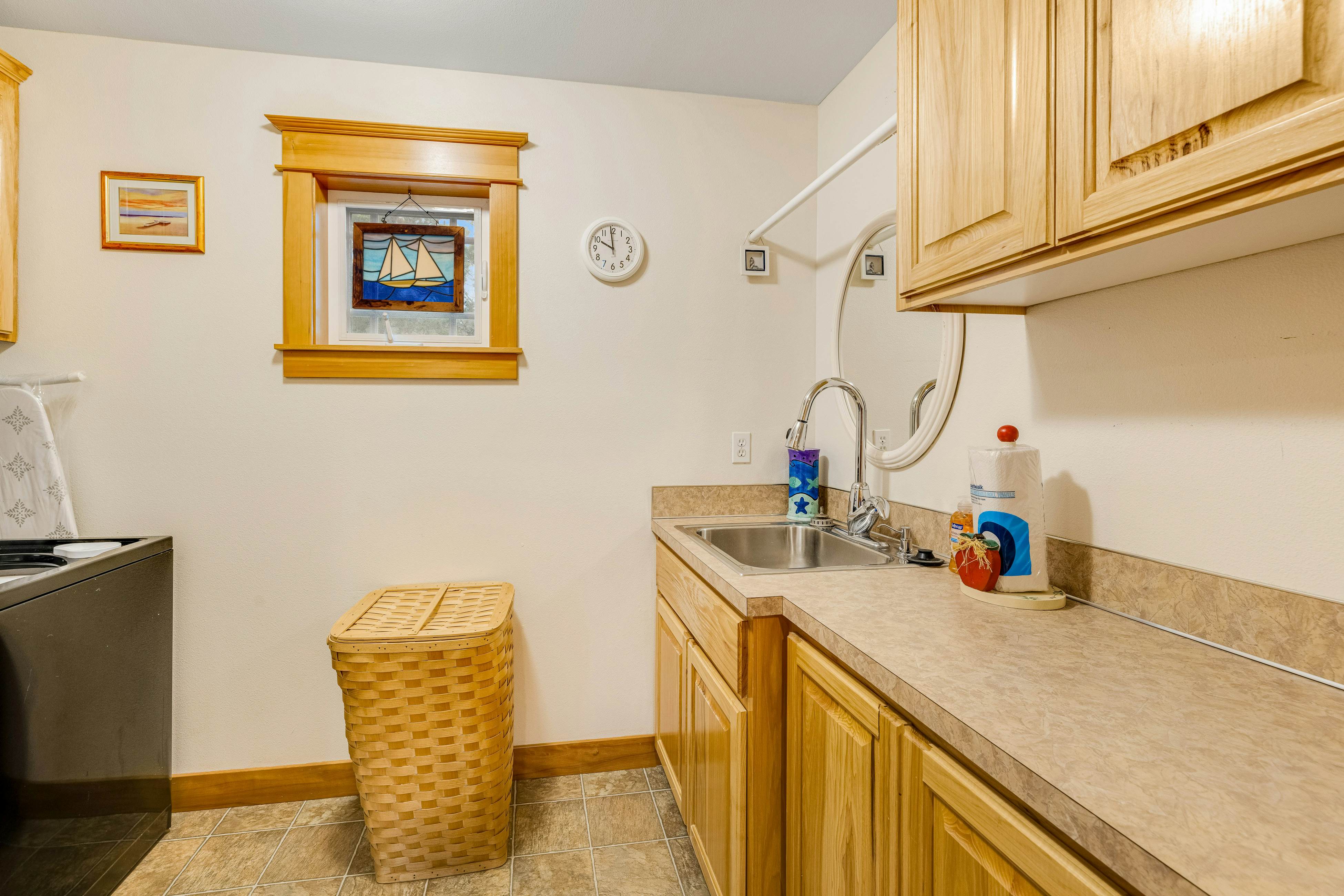 Dog-friendly coastal retreat with a game room, patio, grill, jetted tub, & W/D