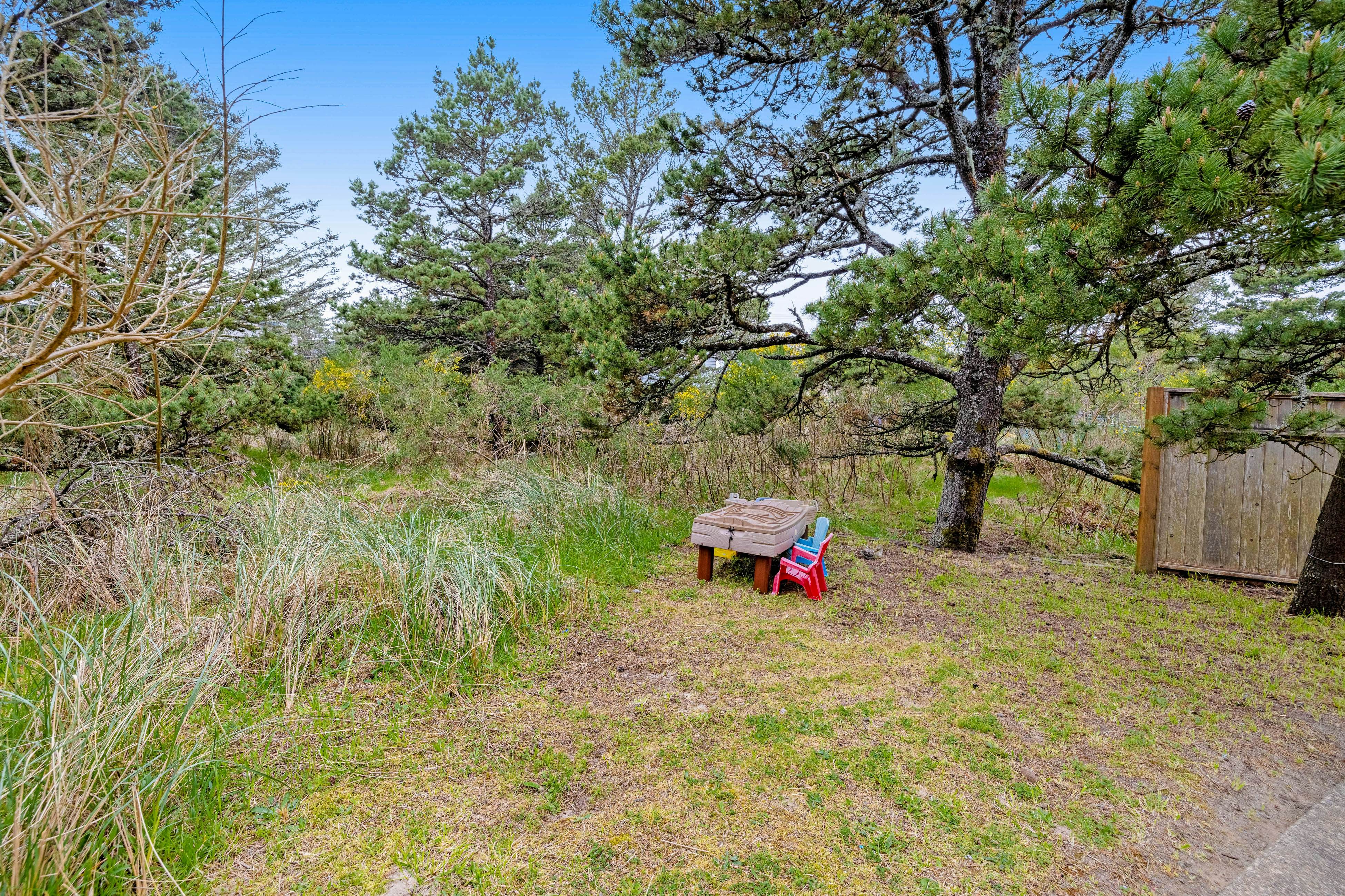 Dog-friendly coastal retreat with a game room, patio, grill, jetted tub, & W/D