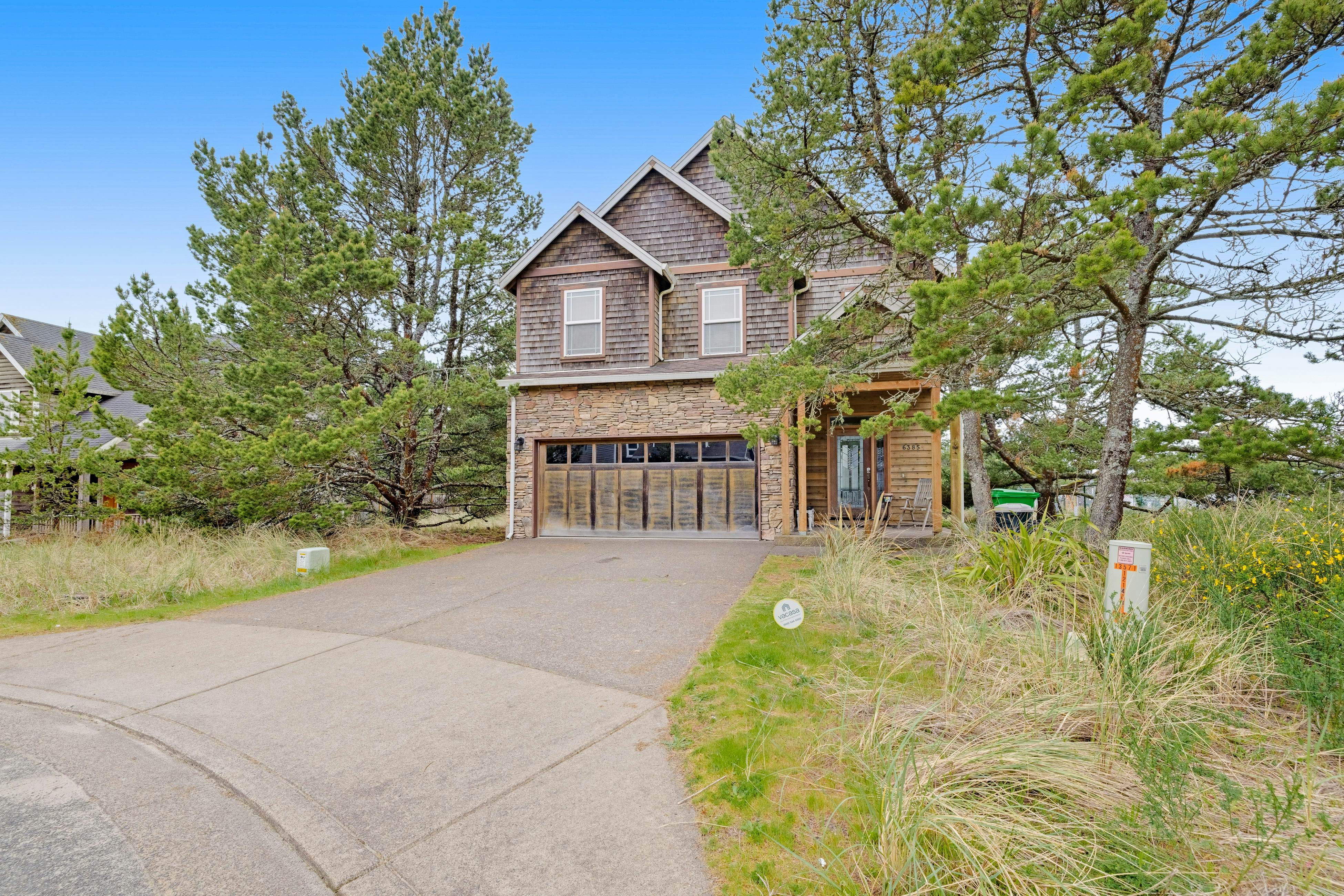 Dog-friendly coastal retreat with a game room, patio, grill, jetted tub, & W/D